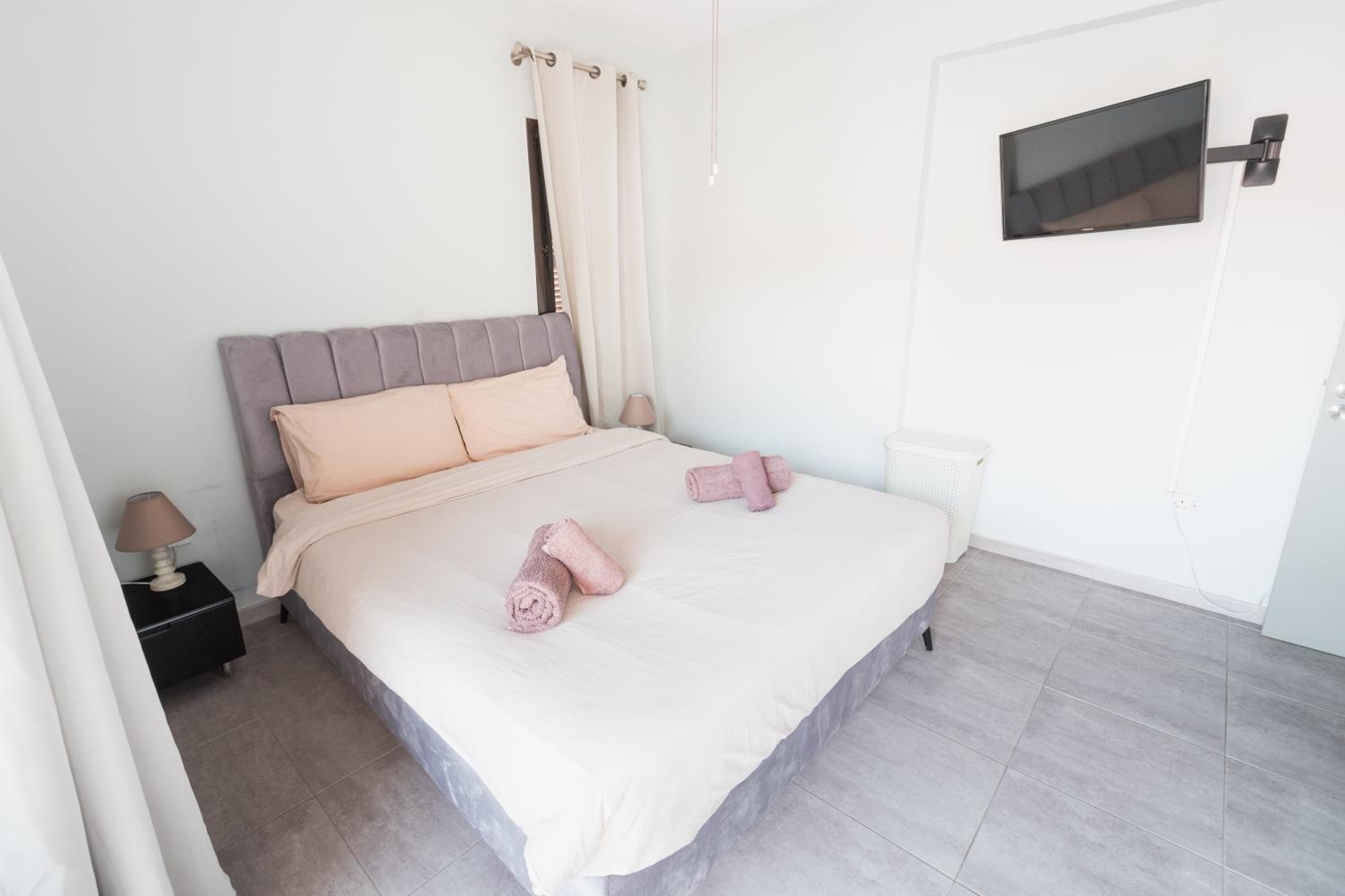 Alexis Apartments - Lovely 2-bedroom with swimming pool