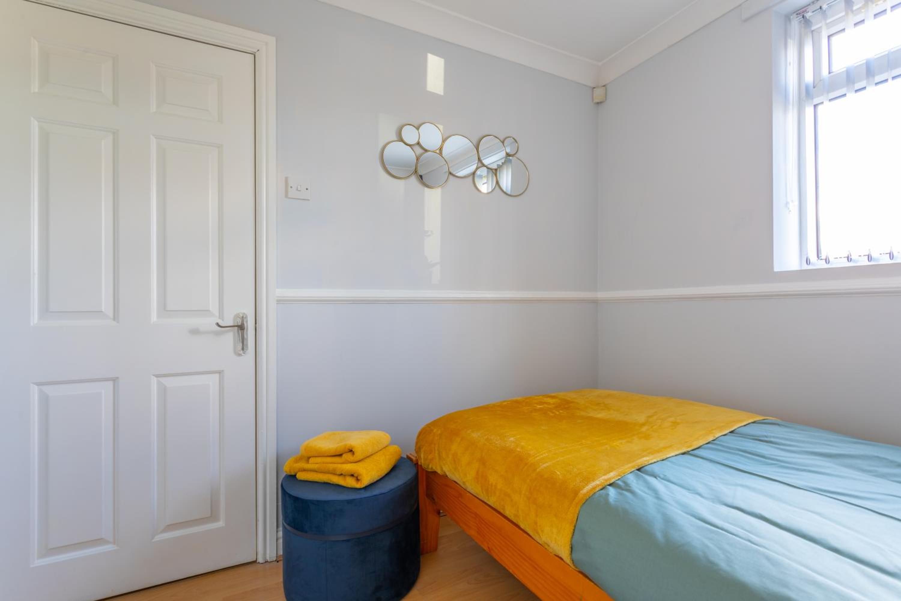 West Hill Stays Chapel Alleton LS7 - 3 bed Sleeps 5 - close to City Center - free parking - contractor welcome view 2