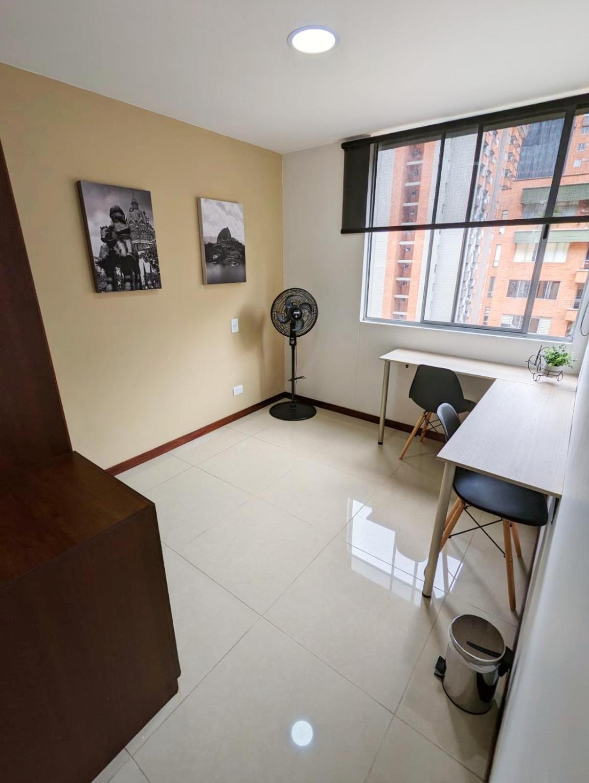 Apartamento Completo Poblado - Ubicacion Central con Parqueadero