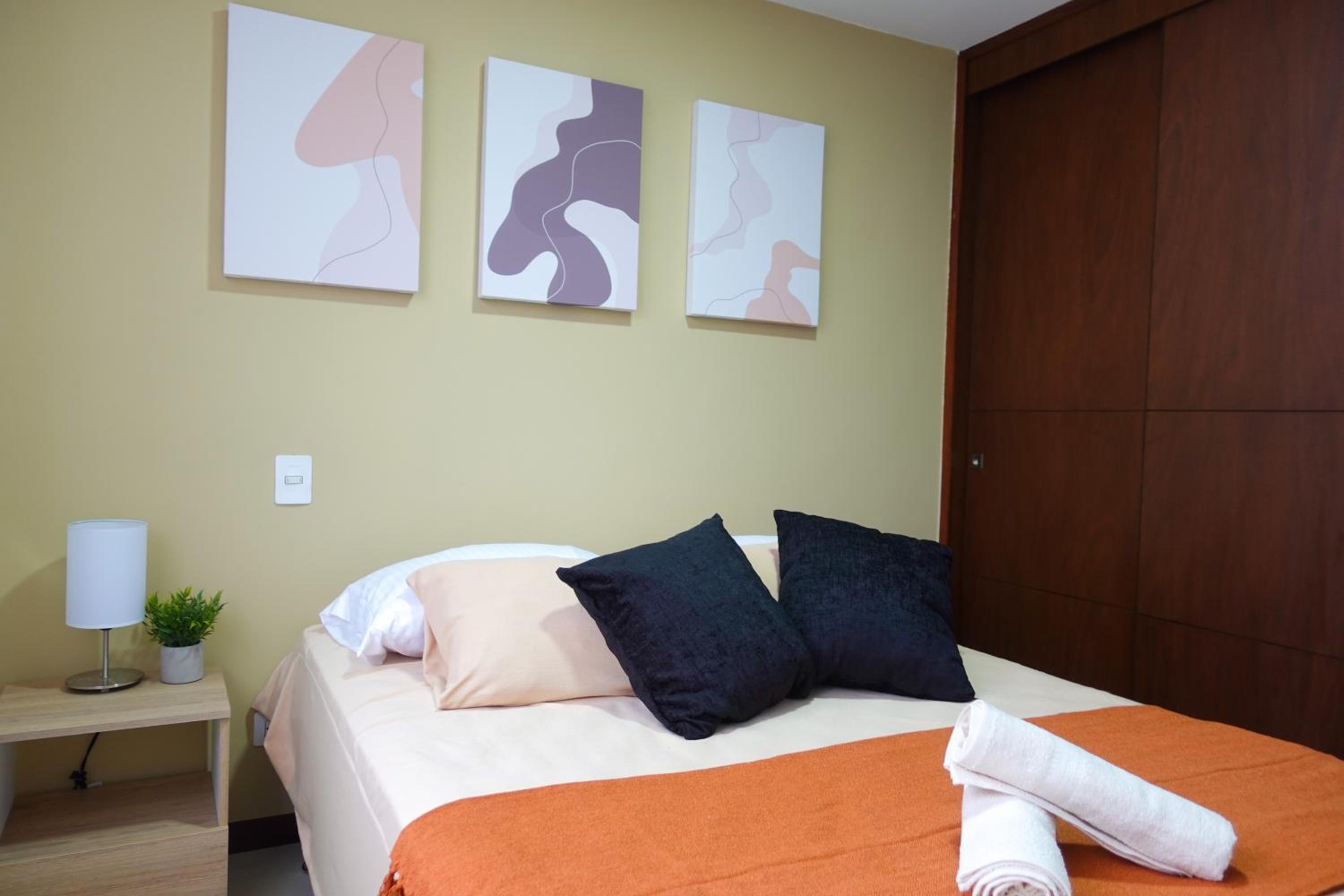 Apartamento Completo Poblado - Ubicacion Central con Parqueadero