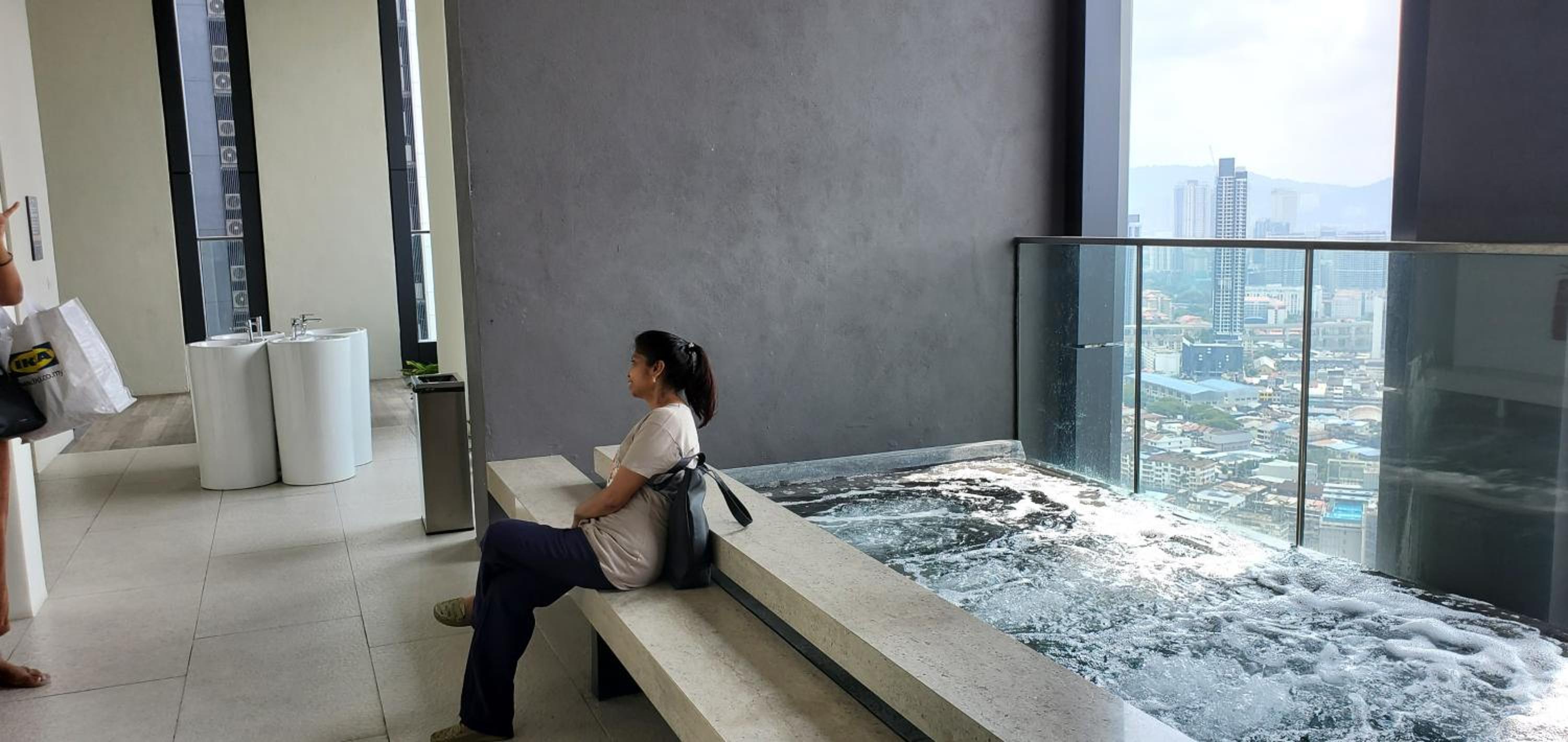 Lucentia Lalaport BBCC, Stuning Infinity Pool