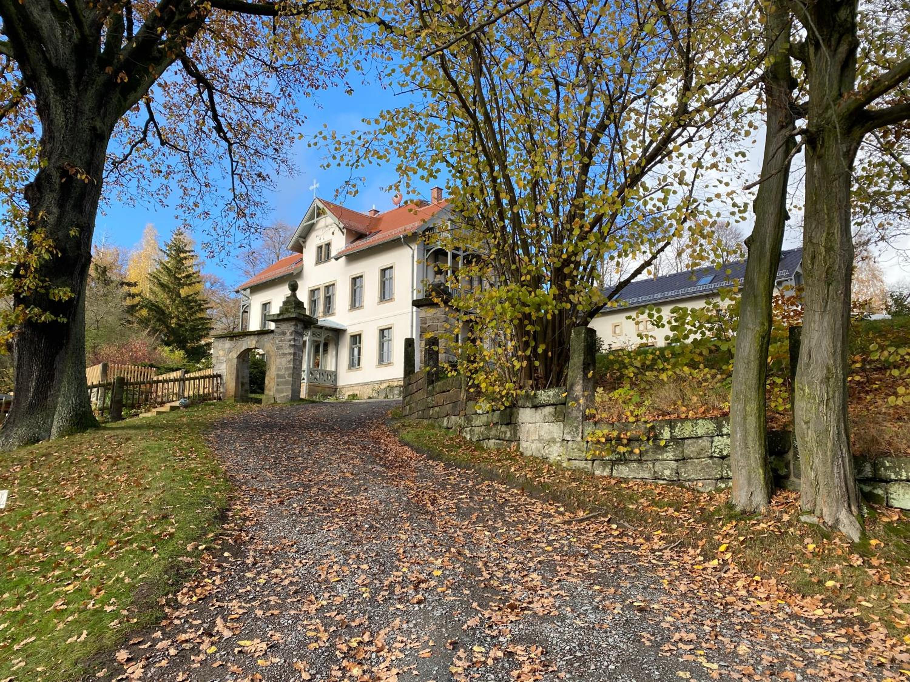 Haus Charlotte - Kurort Gohrisch - Terrasse - Gartensauna - Parkplatz