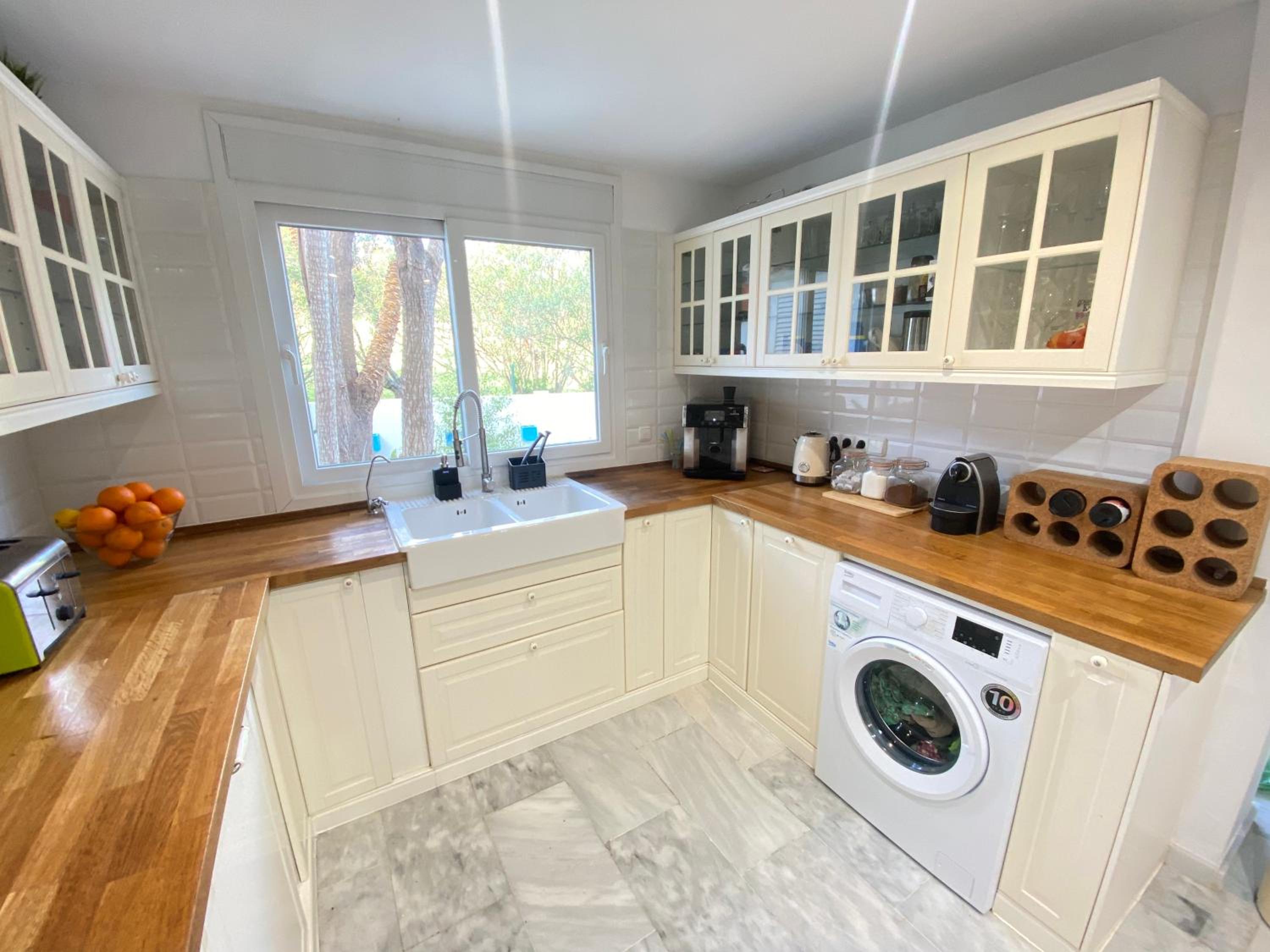 Modern Townhouse 7 mins walk from the beach and 15 mins from port view 4
