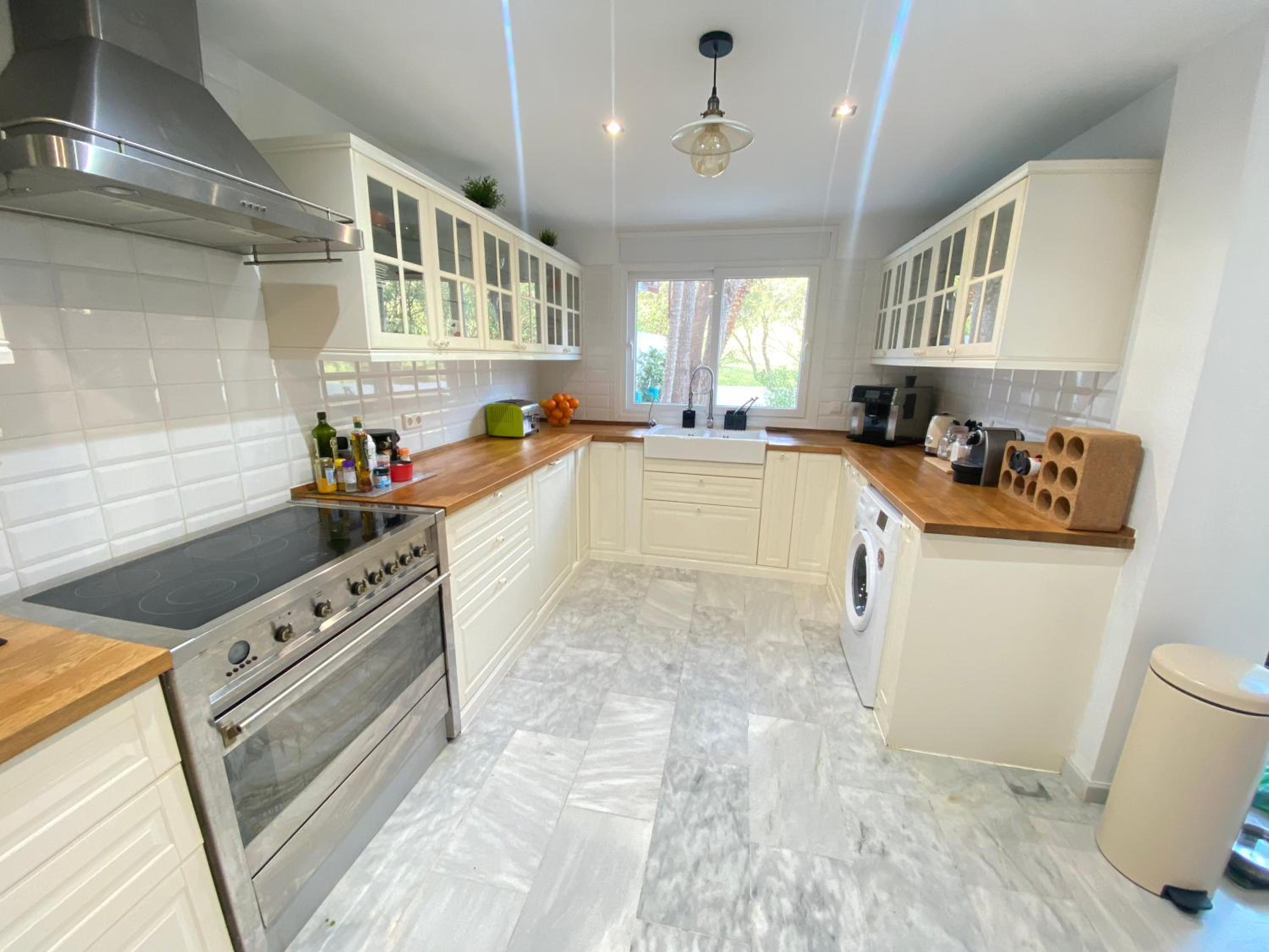 Modern Townhouse 7 mins walk from the beach and 15 mins from port view 3