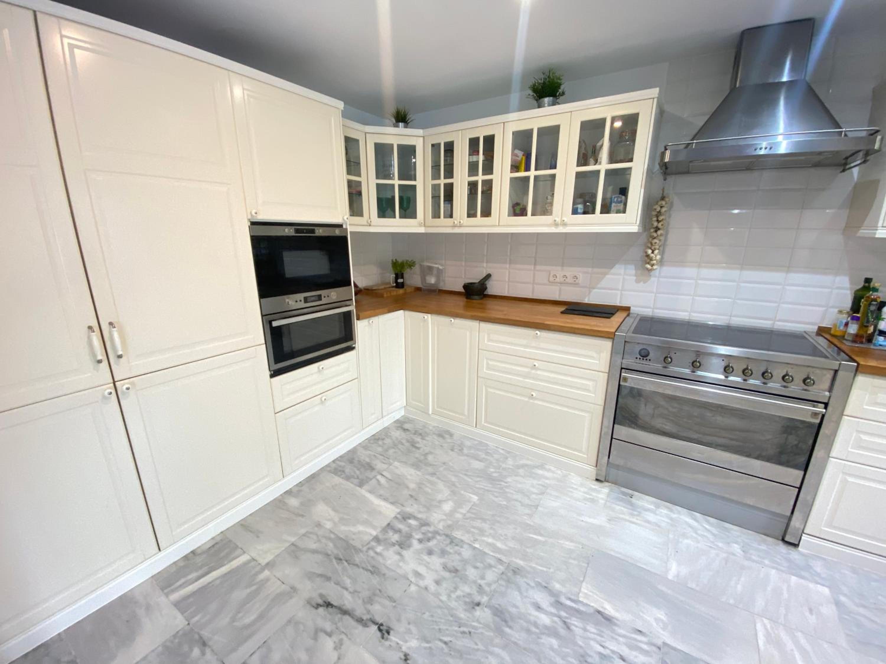Modern Townhouse 7 mins walk from the beach and 15 mins from port view 2