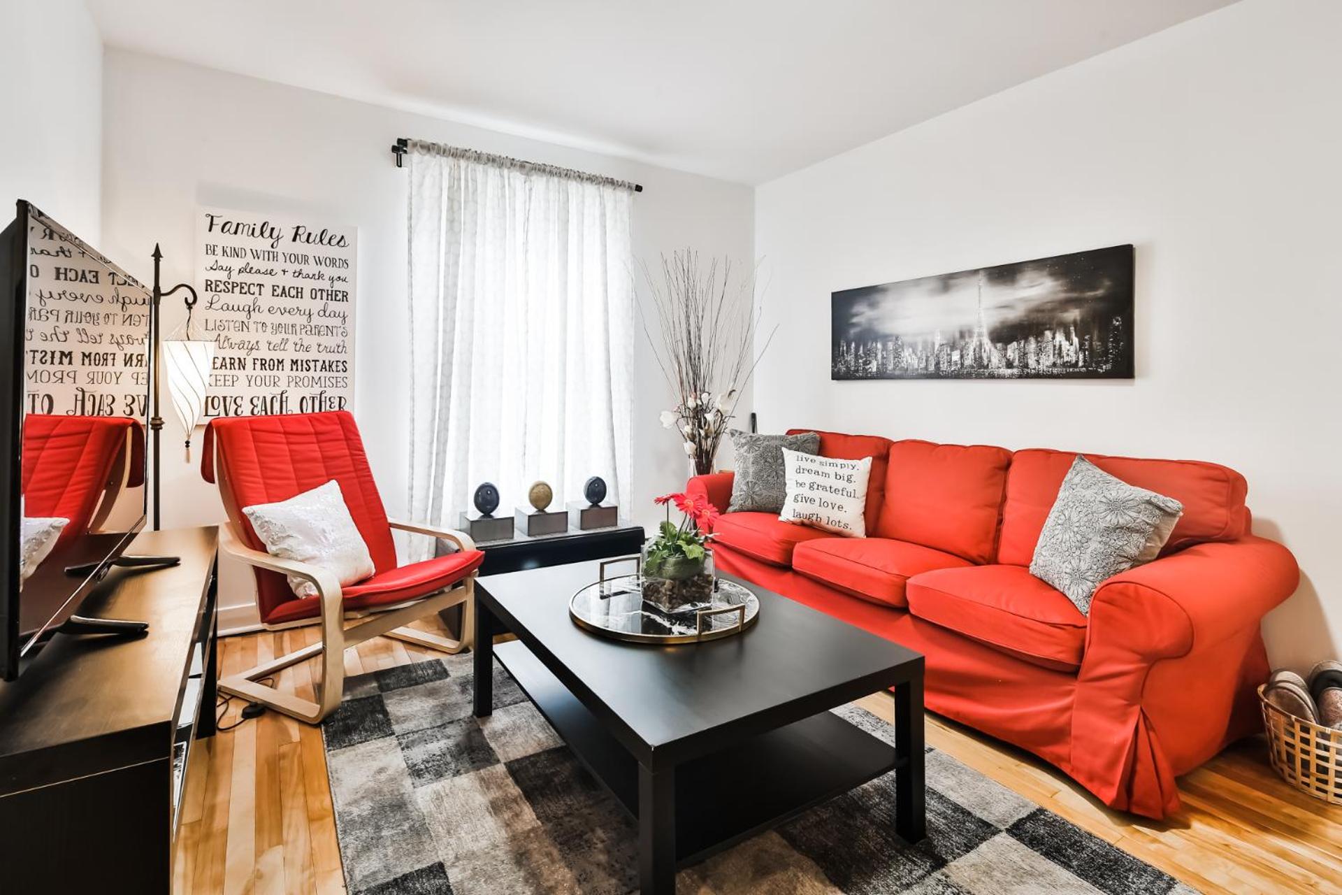 Comfortable 2-BEDROOM APARTMENT - Free and plentiful PARKING - 10 minutes to AIRPORT and 15 minutes to DOWNTOWN Montreal - Near Popular Waterfront Restaura