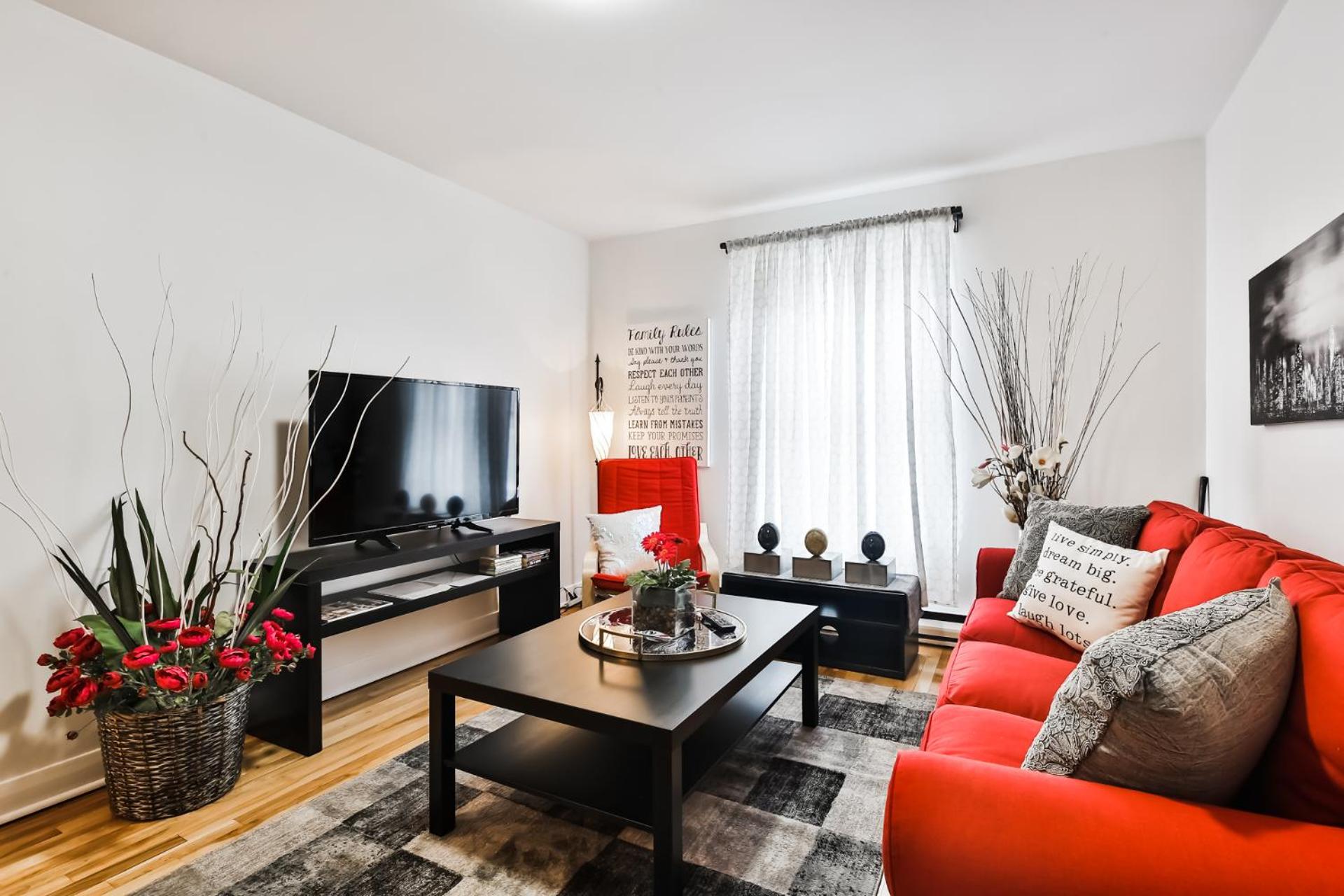 Comfortable 2-BEDROOM APARTMENT - Free and plentiful PARKING - 10 minutes to AIRPORT and 15 minutes to DOWNTOWN Montreal - Near Popular Waterfront Restaura