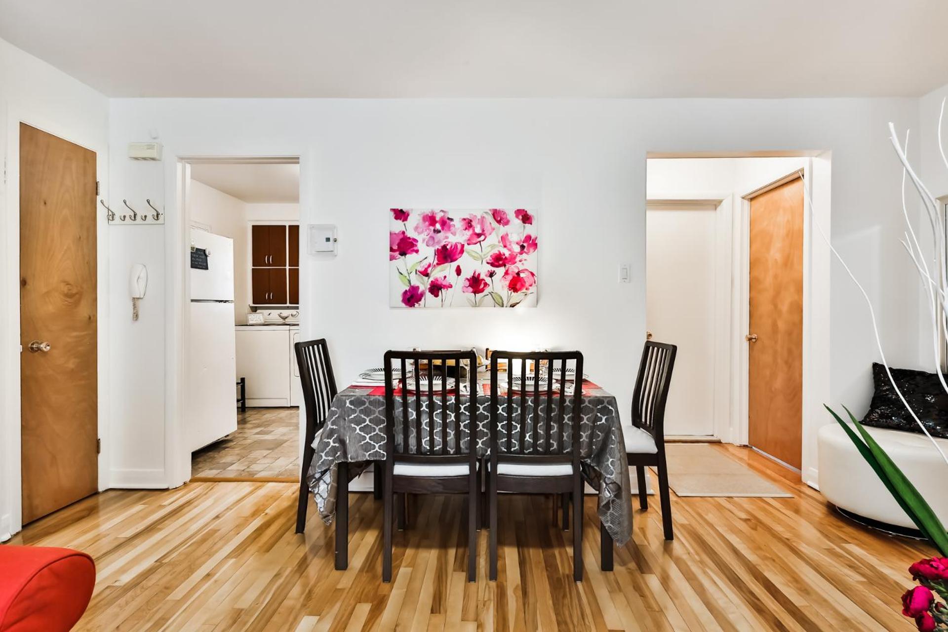 Comfortable 2-BEDROOM APARTMENT - Free and plentiful PARKING - 10 minutes to AIRPORT and 15 minutes to DOWNTOWN Montreal - Near Popular Waterfront Restaura