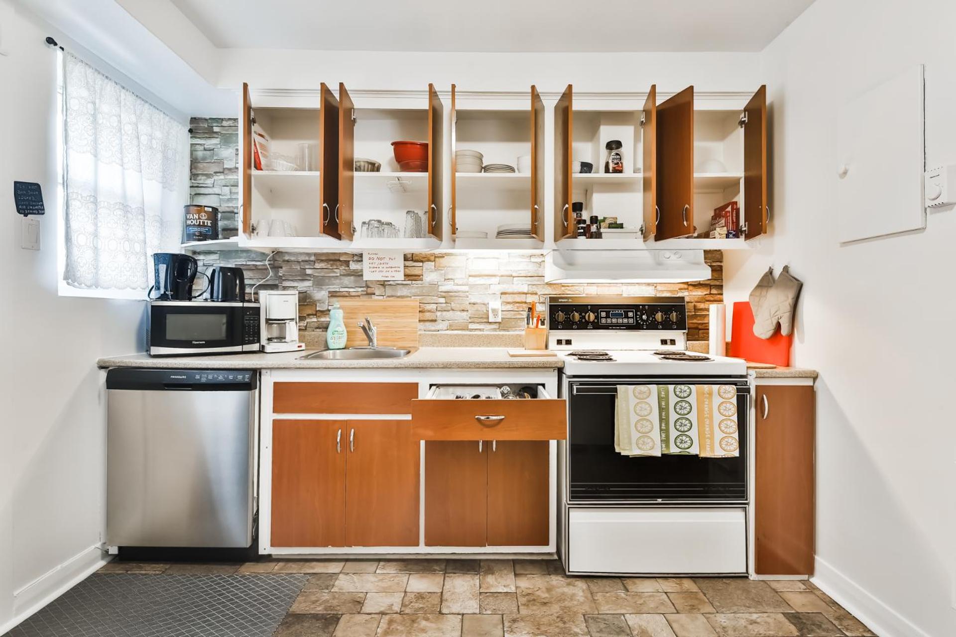 Comfortable 2-BEDROOM APARTMENT - Free and plentiful PARKING - 10 minutes to AIRPORT and 15 minutes to DOWNTOWN Montreal - Near Popular Waterfront Restaura