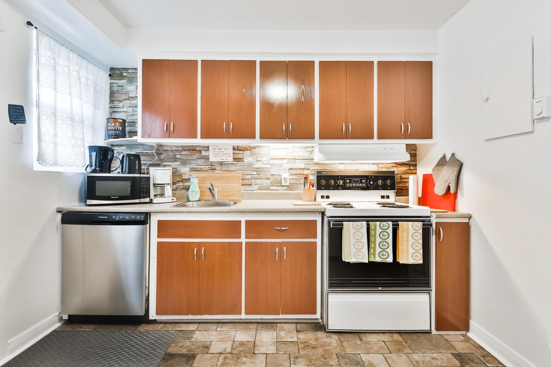 Comfortable 2-BEDROOM APARTMENT - Free and plentiful PARKING - 10 minutes to AIRPORT and 15 minutes to DOWNTOWN Montreal - Near Popular Waterfront Restaura