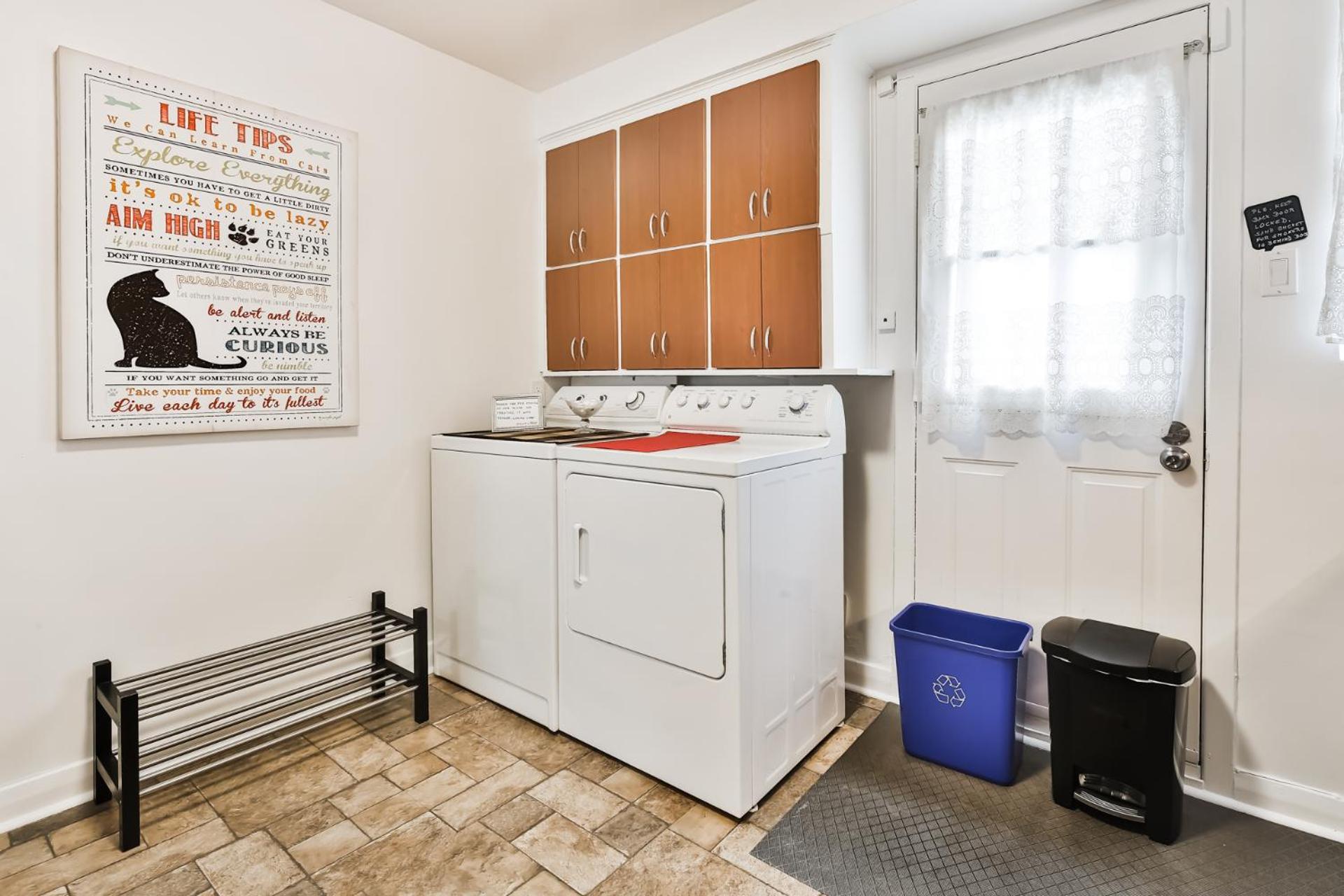 Comfortable 2-BEDROOM APARTMENT - Free and plentiful PARKING - 10 minutes to AIRPORT and 15 minutes to DOWNTOWN Montreal - Near Popular Waterfront Restaura