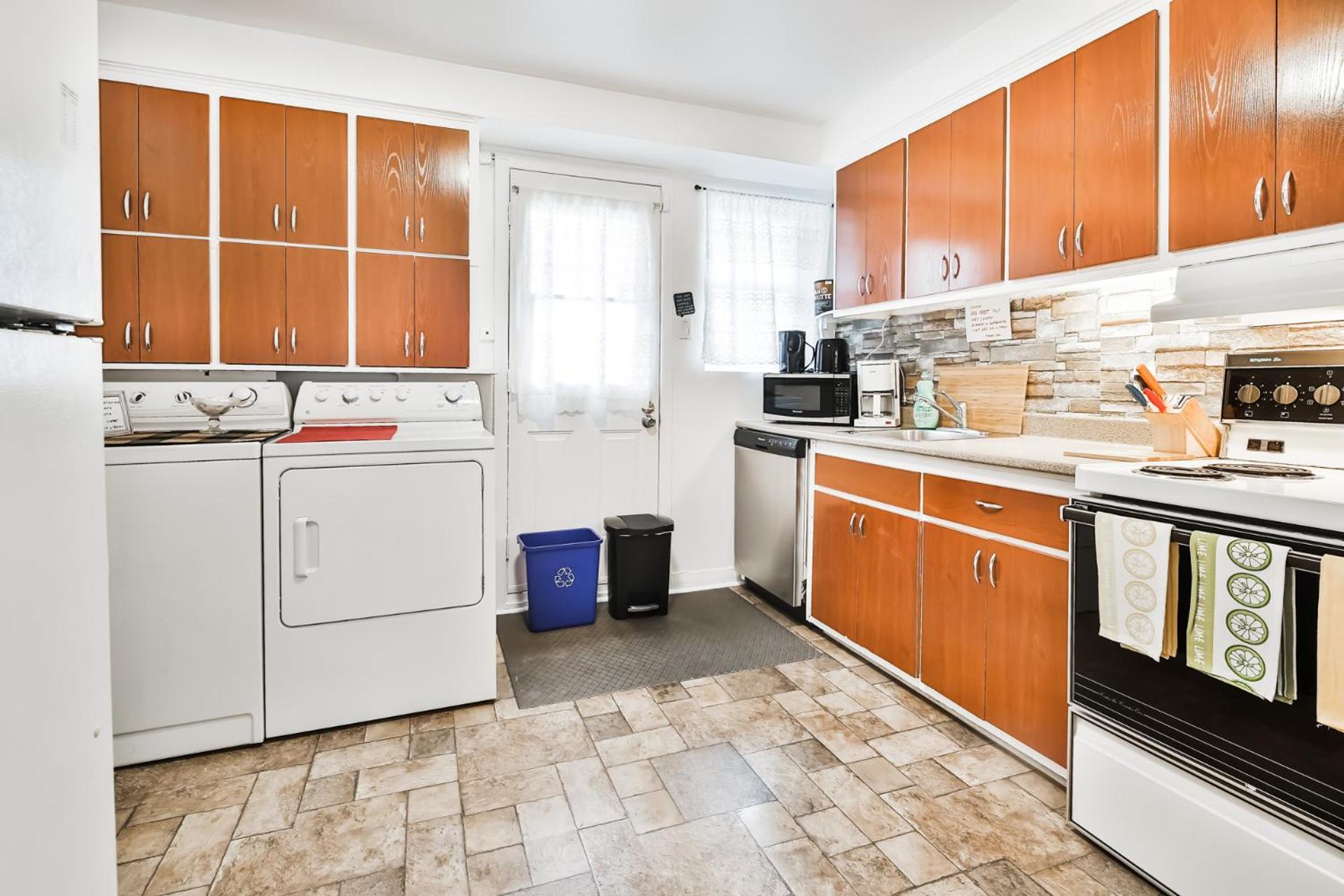 Comfortable 2-BEDROOM APARTMENT - Free and plentiful PARKING - 10 minutes to AIRPORT and 15 minutes to DOWNTOWN Montreal - Near Popular Waterfront Restaura