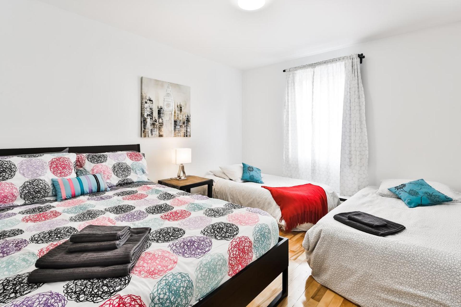 Comfortable 2-BEDROOM APARTMENT - Free and plentiful PARKING - 10 minutes to AIRPORT and 15 minutes to DOWNTOWN Montreal - Near Popular Waterfront Restaura