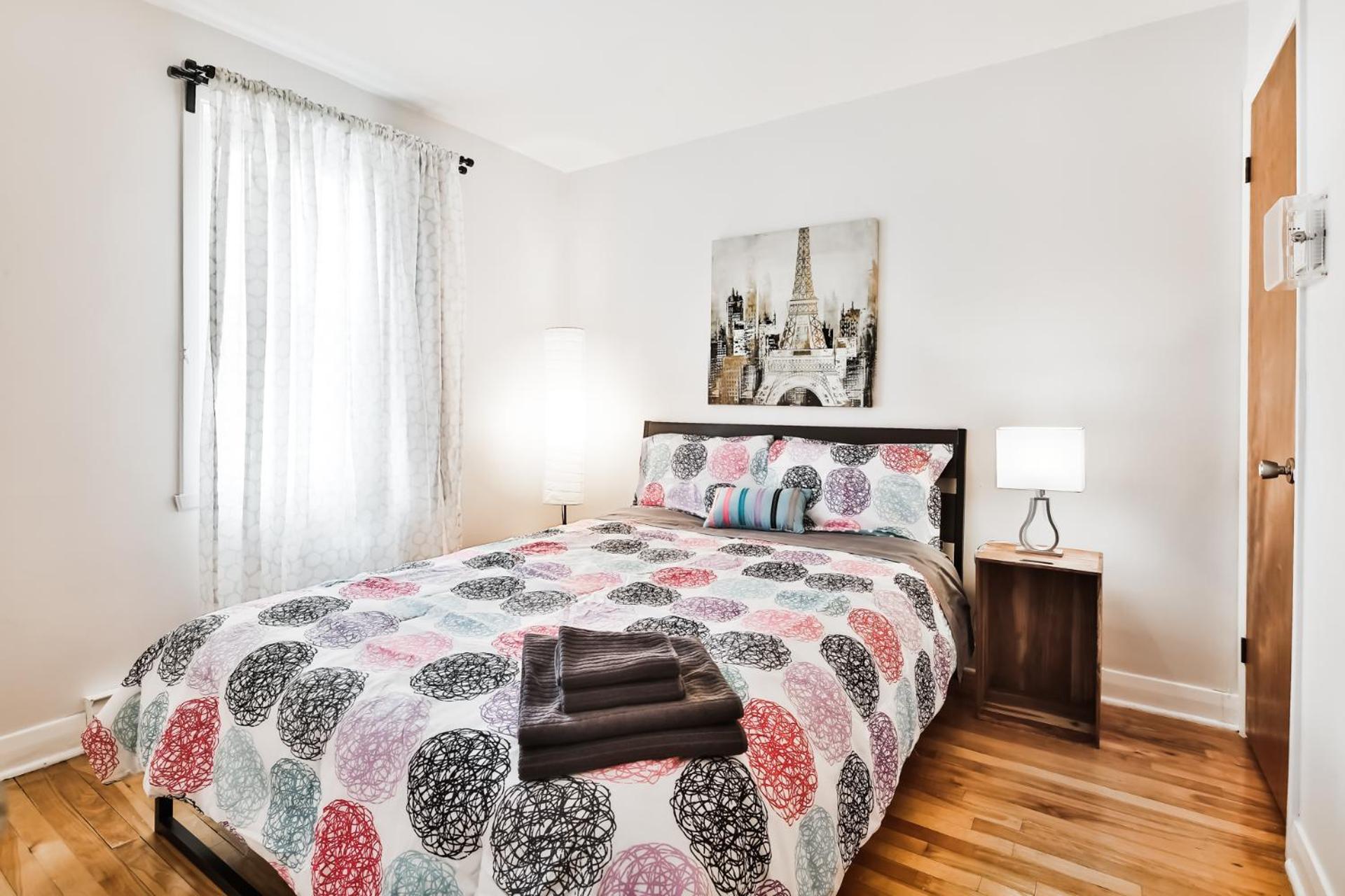 Comfortable 2-BEDROOM APARTMENT - Free and plentiful PARKING - 10 minutes to AIRPORT and 15 minutes to DOWNTOWN Montreal - Near Popular Waterfront Restaura