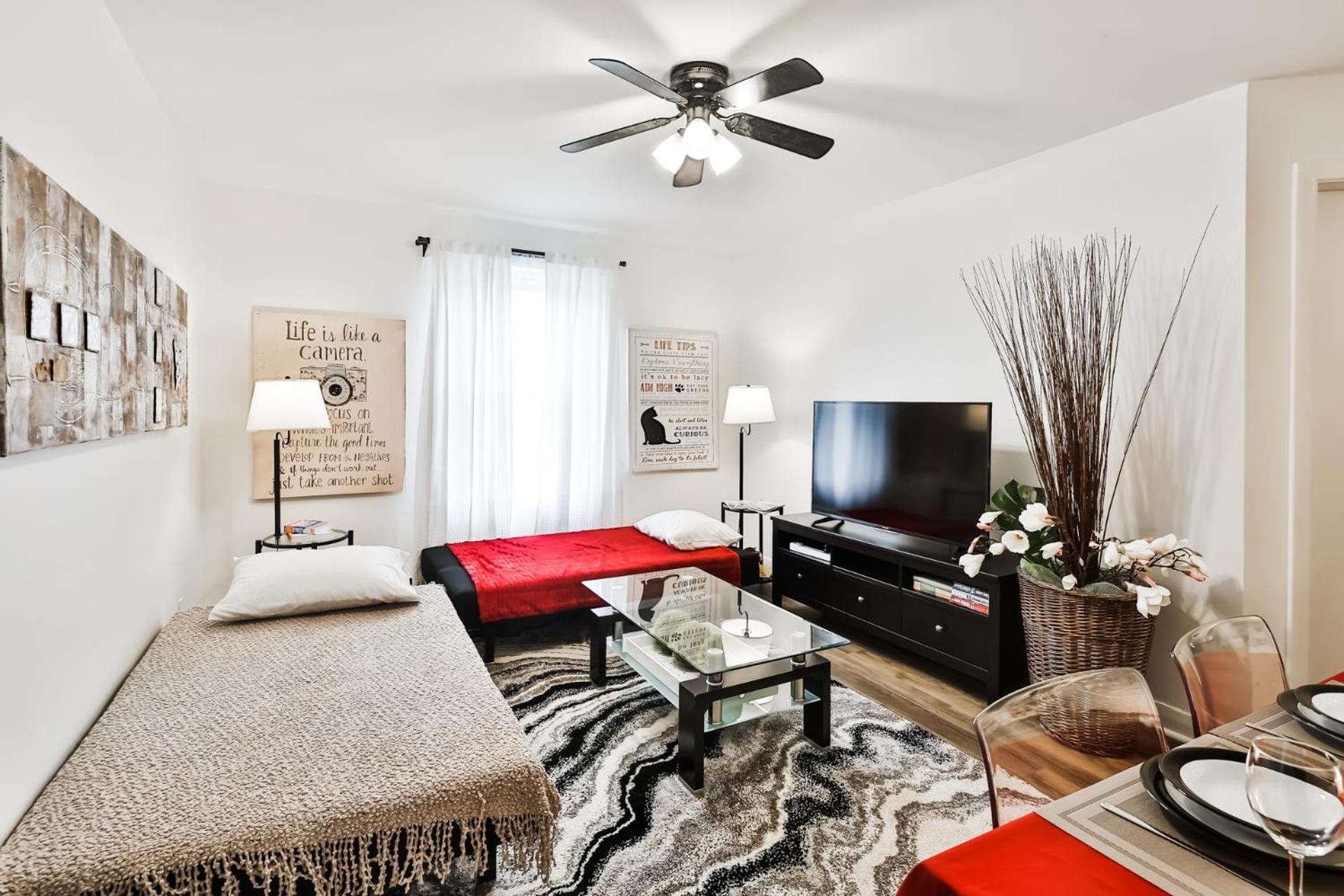 Comfortable 2-BEDROOM APARTMENT - Free and plentiful PARKING - 10 minutes to AIRPORT and 15 minutes to DOWNTOWN Montreal - Near Popular Waterfront Restaura