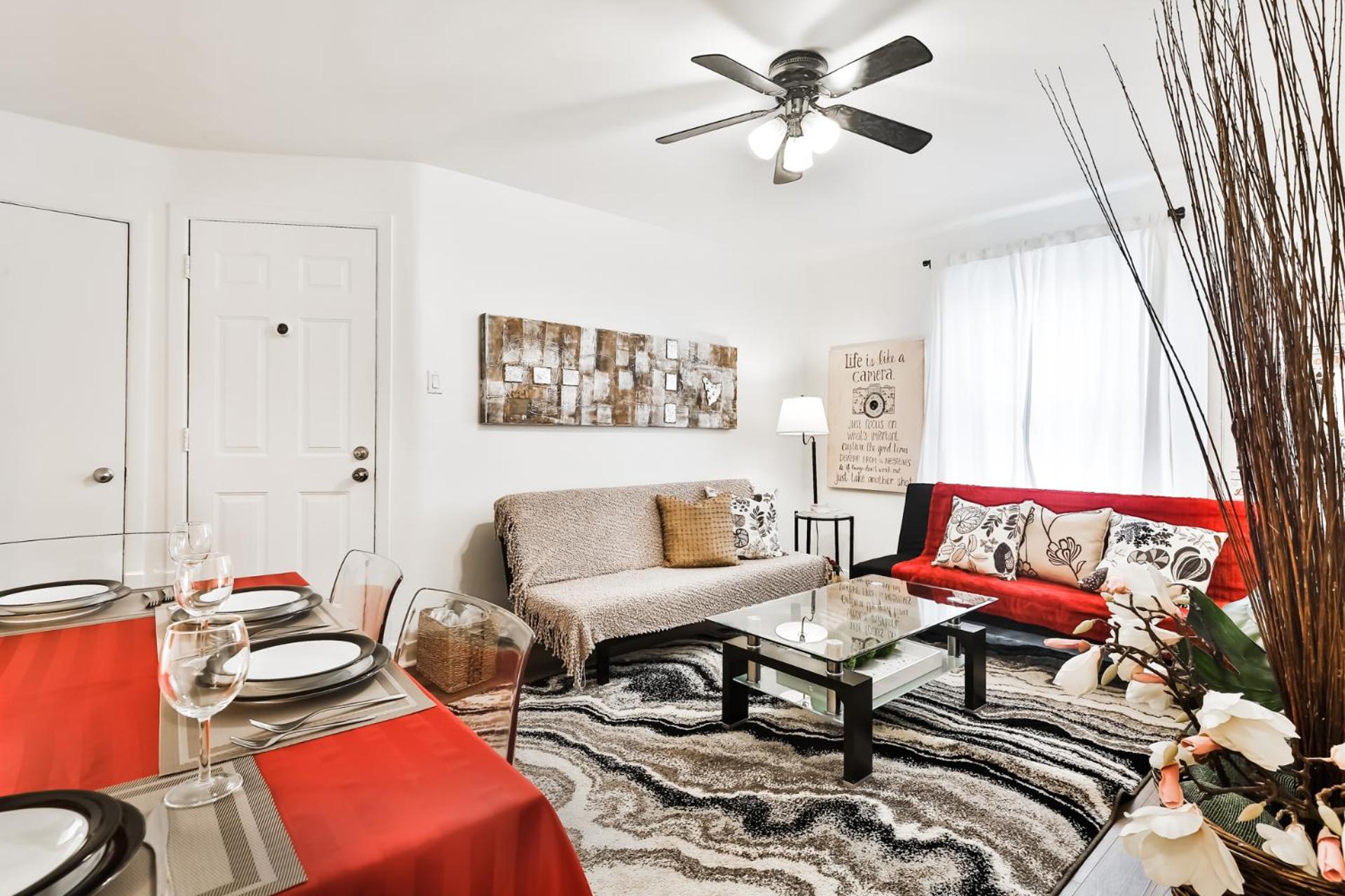 Comfortable 2-BEDROOM APARTMENT - Free and plentiful PARKING - 10 minutes to AIRPORT and 15 minutes to DOWNTOWN Montreal - Near Popular Waterfront Restaura