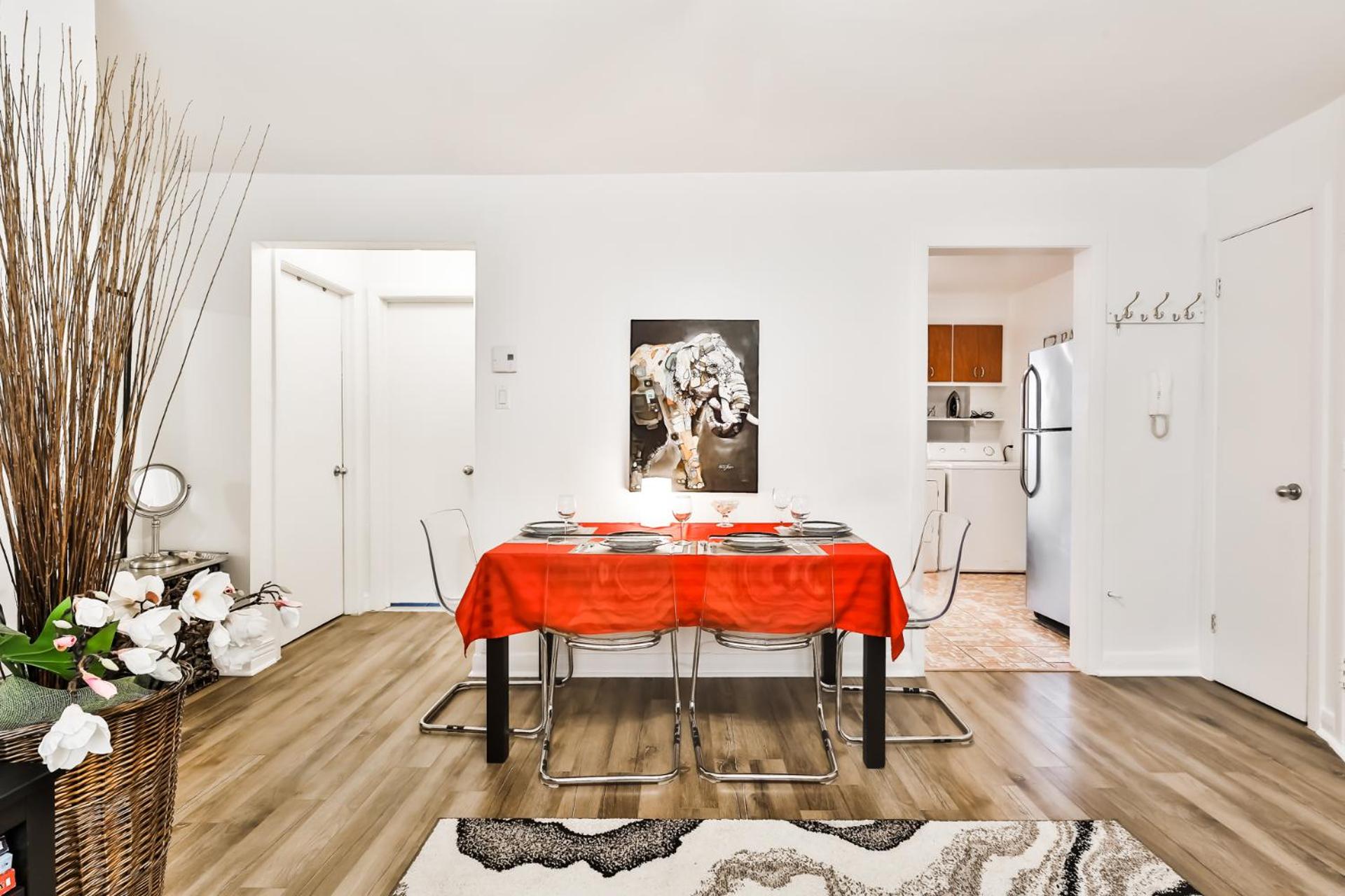 Comfortable 2-BEDROOM APARTMENT - Free and plentiful PARKING - 10 minutes to AIRPORT and 15 minutes to DOWNTOWN Montreal - Near Popular Waterfront Restaura