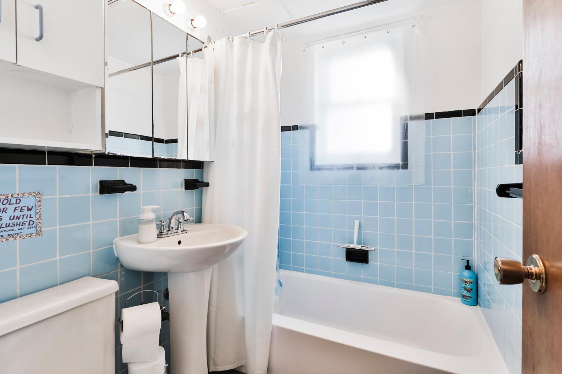 Comfortable 2-BEDROOM APARTMENT - Free and plentiful PARKING - 10 minutes to AIRPORT and 15 minutes to DOWNTOWN Montreal - Near Popular Waterfront Restaura