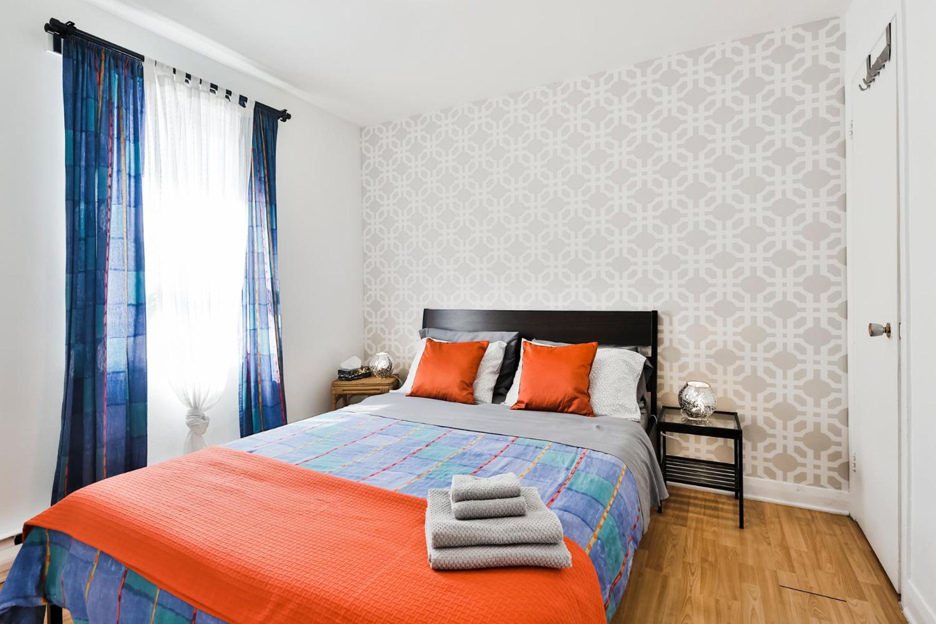 Comfortable 2-BEDROOM APARTMENT - Free and plentiful PARKING - 10 minutes to AIRPORT and 15 minutes to DOWNTOWN Montreal - Near Popular Waterfront Restaura