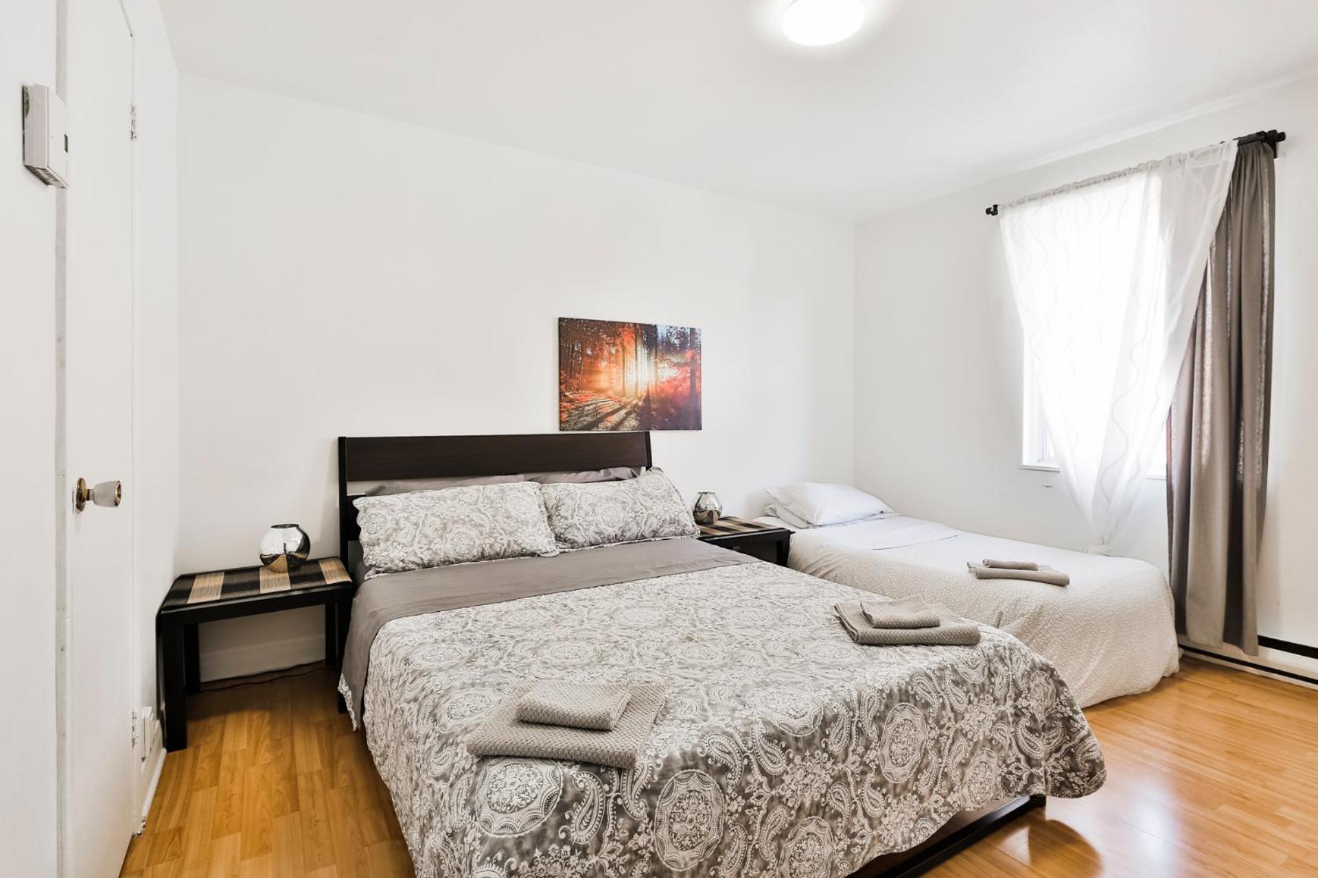 Comfortable 2-BEDROOM APARTMENT - Free and plentiful PARKING - 10 minutes to AIRPORT and 15 minutes to DOWNTOWN Montreal - Near Popular Waterfront Restaura