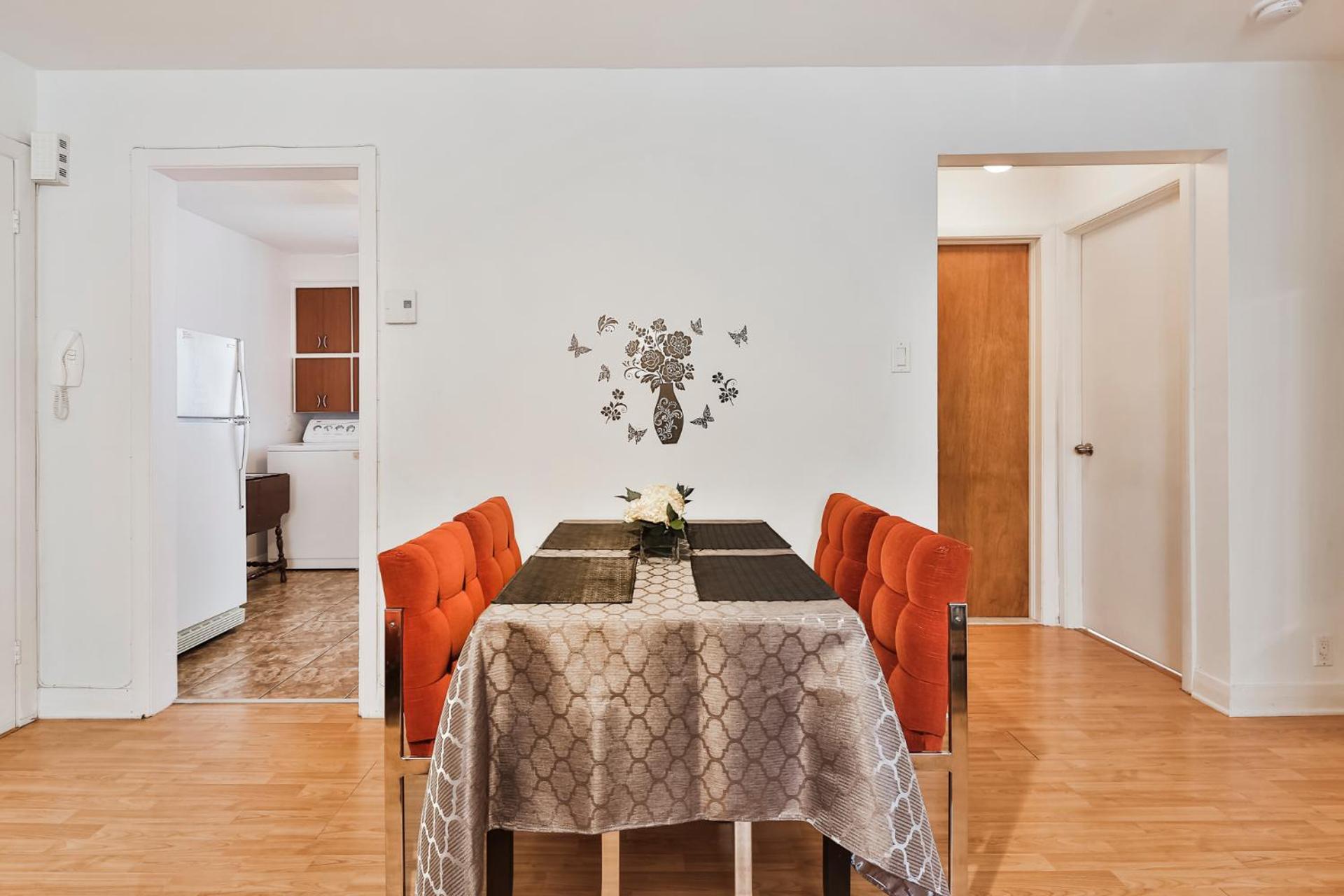 Comfortable 2-BEDROOM APARTMENT - Free and plentiful PARKING - 10 minutes to AIRPORT and 15 minutes to DOWNTOWN Montreal - Near Popular Waterfront Restaura