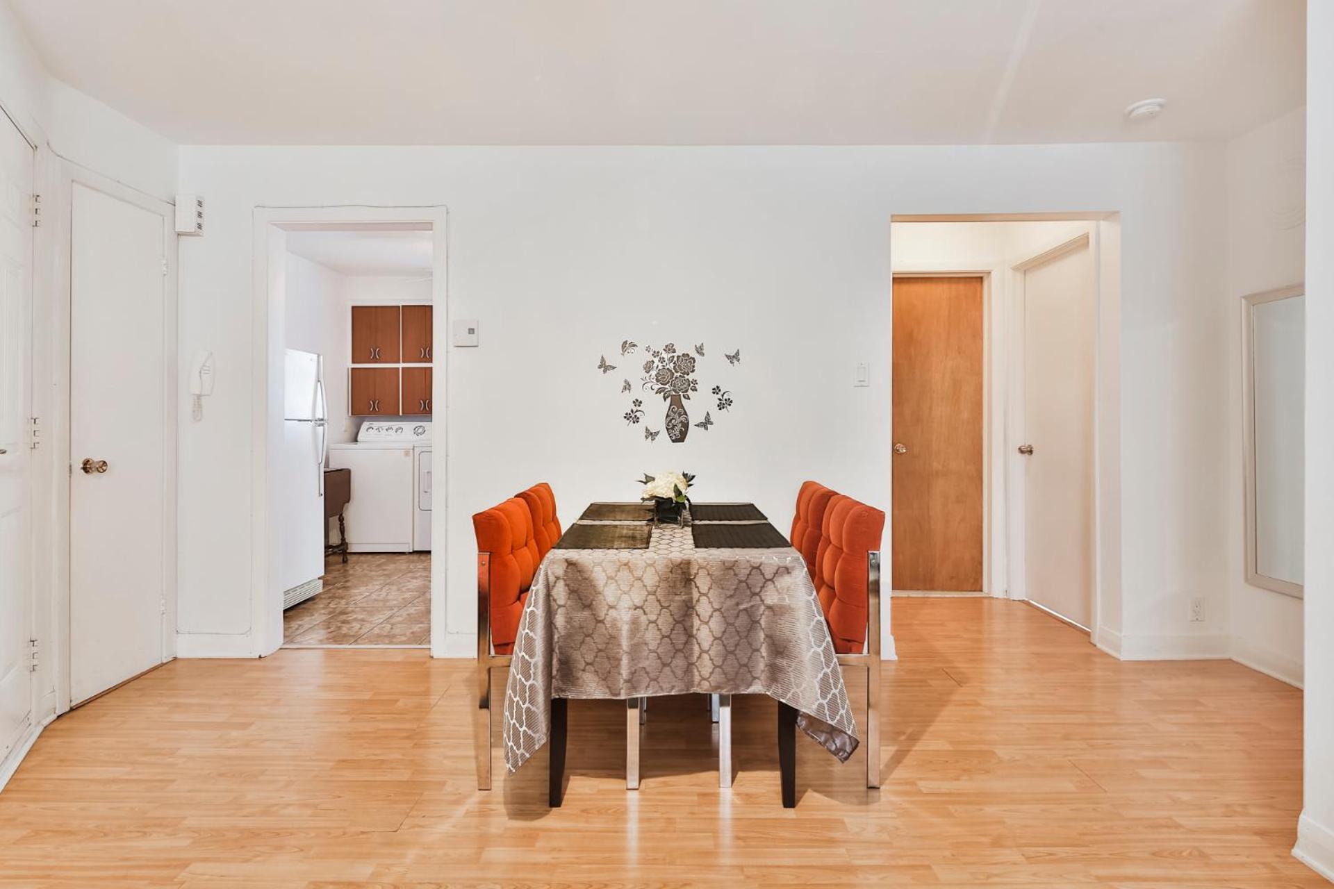 Comfortable 2-BEDROOM APARTMENT - Free and plentiful PARKING - 10 minutes to AIRPORT and 15 minutes to DOWNTOWN Montreal - Near Popular Waterfront Restaura