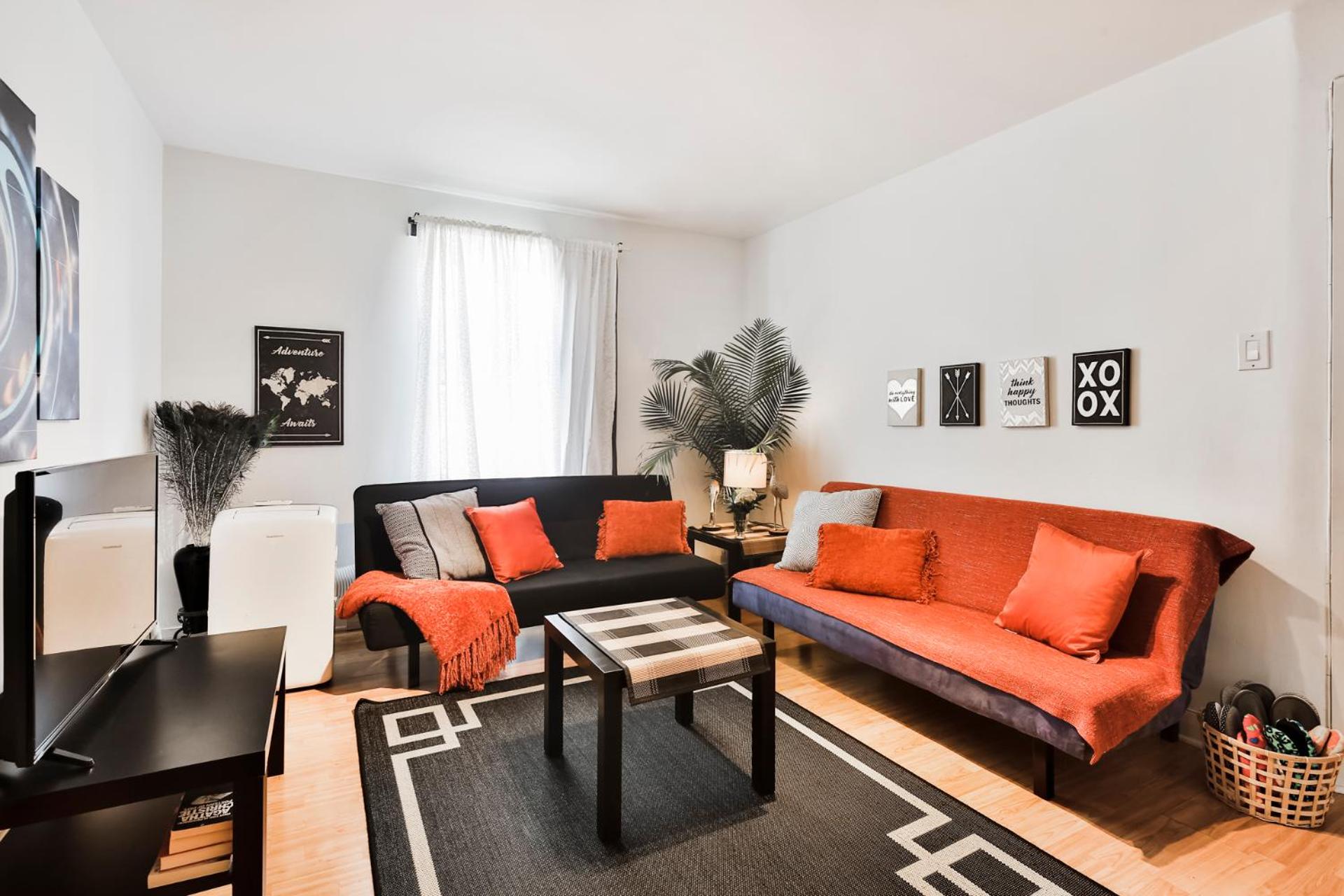 Comfortable 2-BEDROOM APARTMENT - Free and plentiful PARKING - 10 minutes to AIRPORT and 15 minutes to DOWNTOWN Montreal - Near Popular Waterfront Restaura