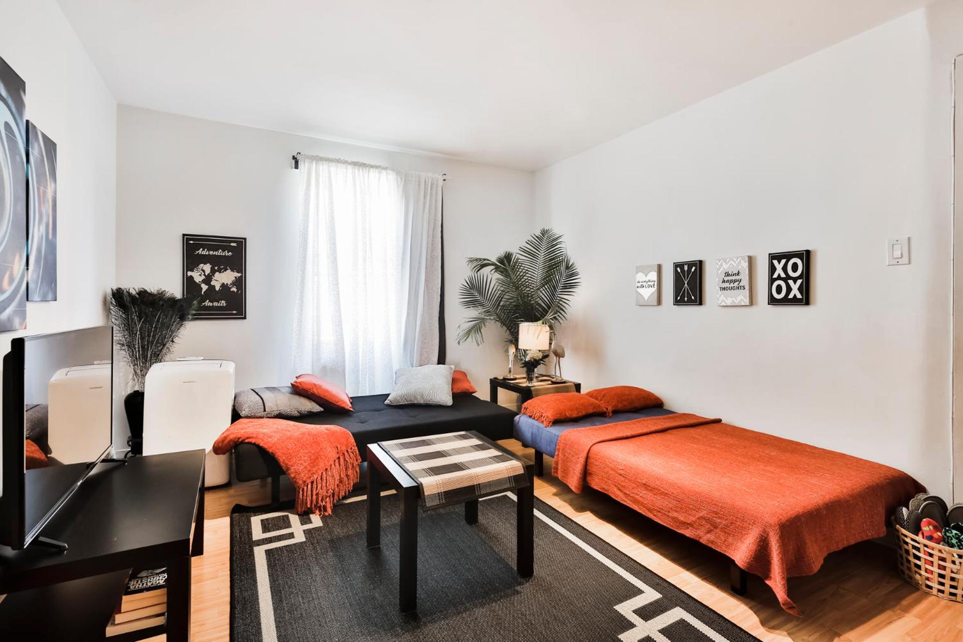 Comfortable 2-BEDROOM APARTMENT - Free and plentiful PARKING - 10 minutes to AIRPORT and 15 minutes to DOWNTOWN Montreal - Near Popular Waterfront Restaura