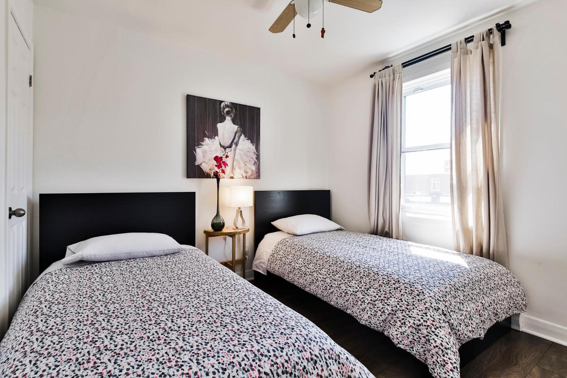 Comfortable 2-BEDROOM APARTMENT - Free and plentiful PARKING - 10 minutes to AIRPORT and 15 minutes to DOWNTOWN Montreal - Near Popular Waterfront Restaura