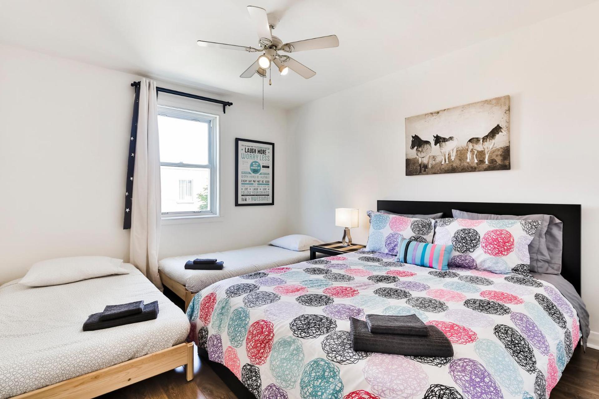 Comfortable 2-BEDROOM APARTMENT - Free and plentiful PARKING - 10 minutes to AIRPORT and 15 minutes to DOWNTOWN Montreal - Near Popular Waterfront Restaura