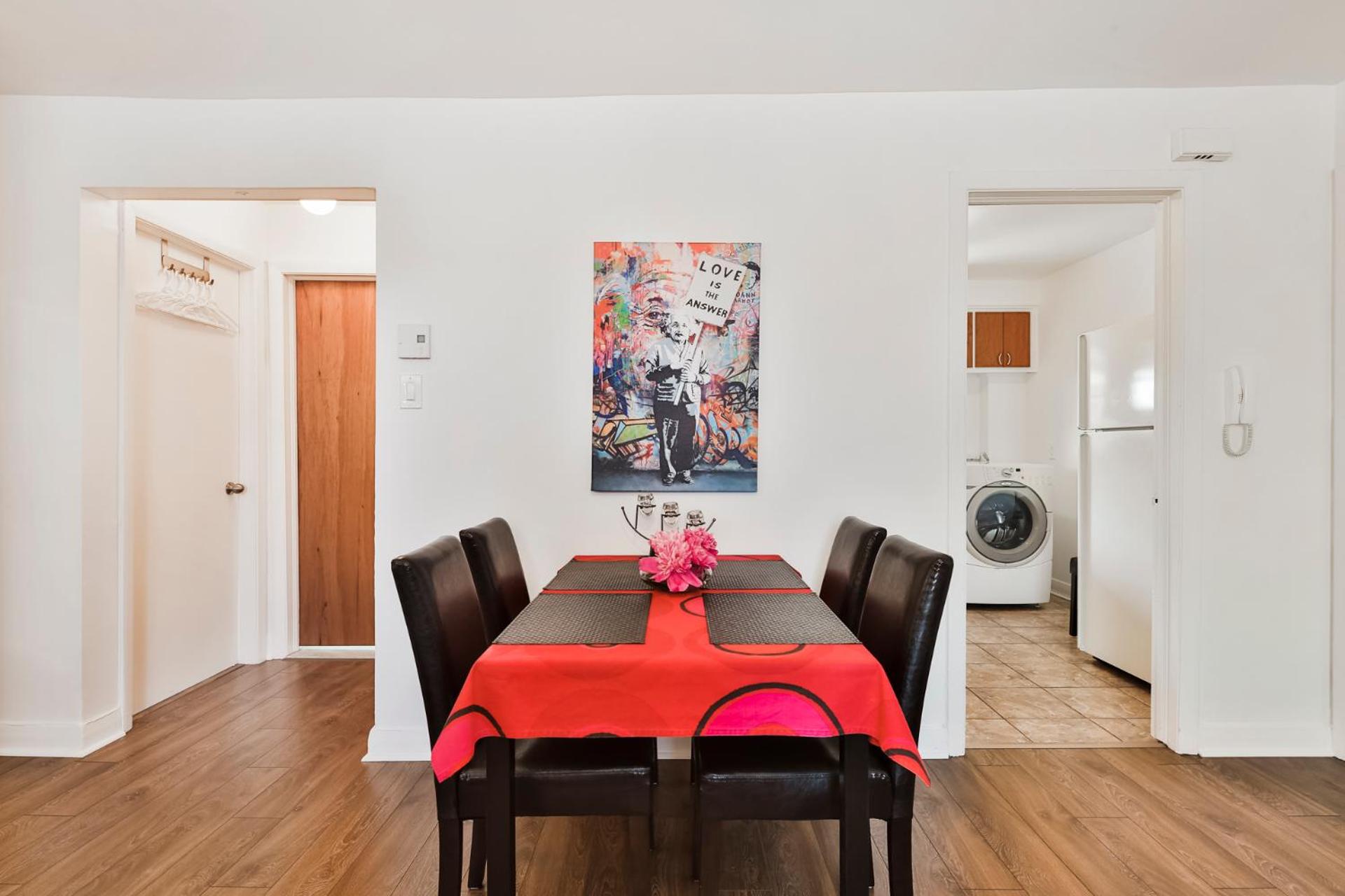 Comfortable 2-BEDROOM APARTMENT - Free and plentiful PARKING - 10 minutes to AIRPORT and 15 minutes to DOWNTOWN Montreal - Near Popular Waterfront Restaura