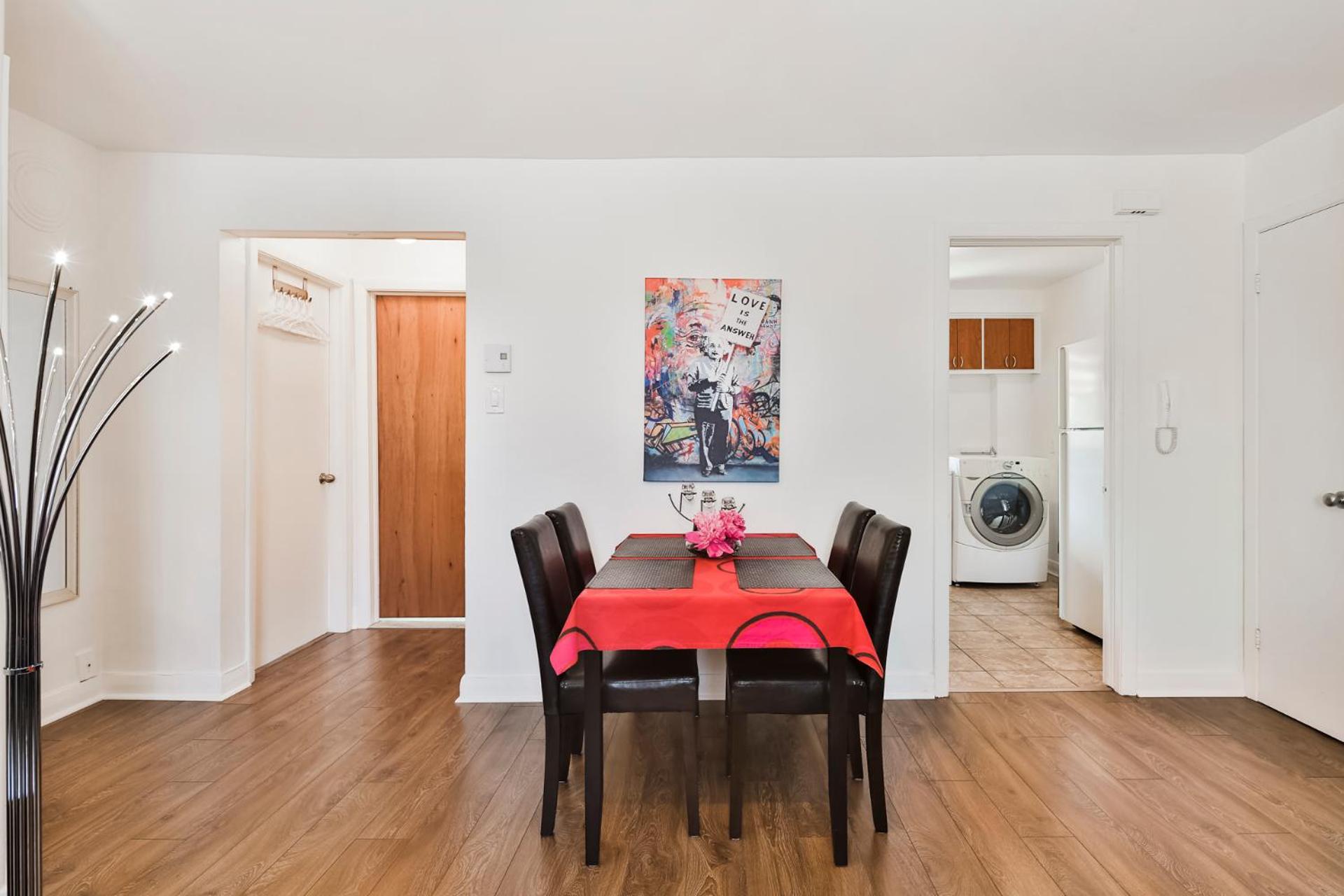 Comfortable 2-BEDROOM APARTMENT - Free and plentiful PARKING - 10 minutes to AIRPORT and 15 minutes to DOWNTOWN Montreal - Near Popular Waterfront Restaura