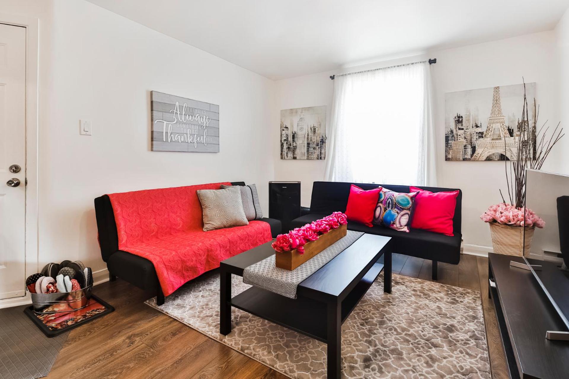 Comfortable 2-BEDROOM APARTMENT - Free and plentiful PARKING - 10 minutes to AIRPORT and 15 minutes to DOWNTOWN Montreal - Near Popular Waterfront Restaura