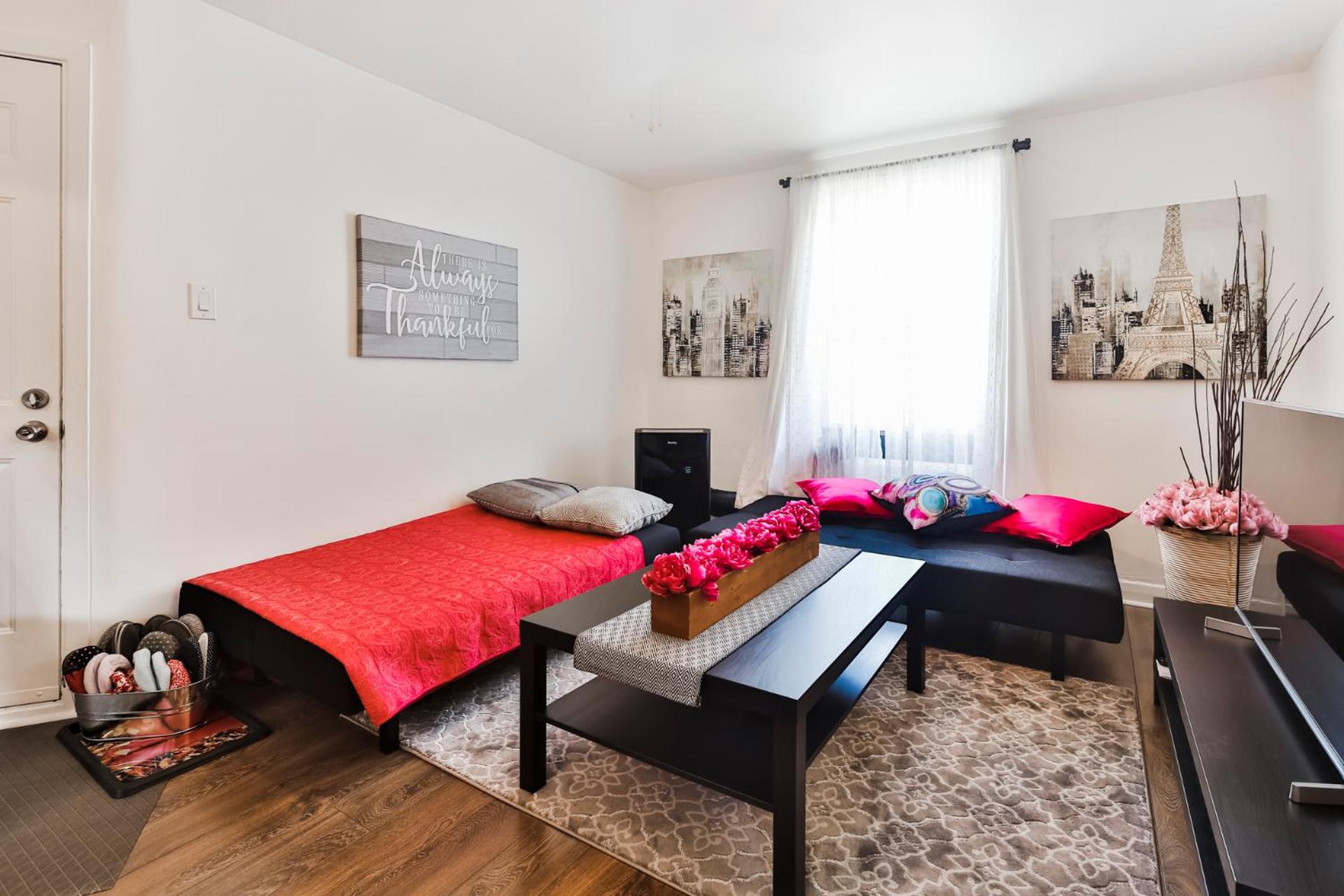 Comfortable 2-BEDROOM APARTMENT - Free and plentiful PARKING - 10 minutes to AIRPORT and 15 minutes to DOWNTOWN Montreal - Near Popular Waterfront Restaura