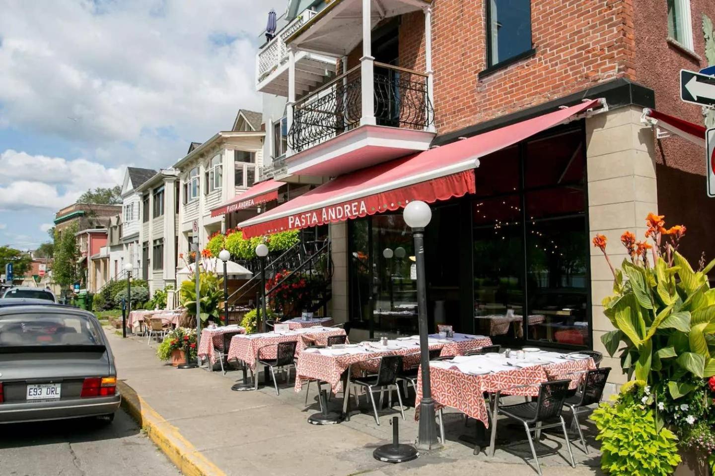 Comfortable 2-BEDROOM APARTMENT - Free and plentiful PARKING - 10 minutes to AIRPORT and 15 minutes to DOWNTOWN Montreal - Near Popular Waterfront Restaura