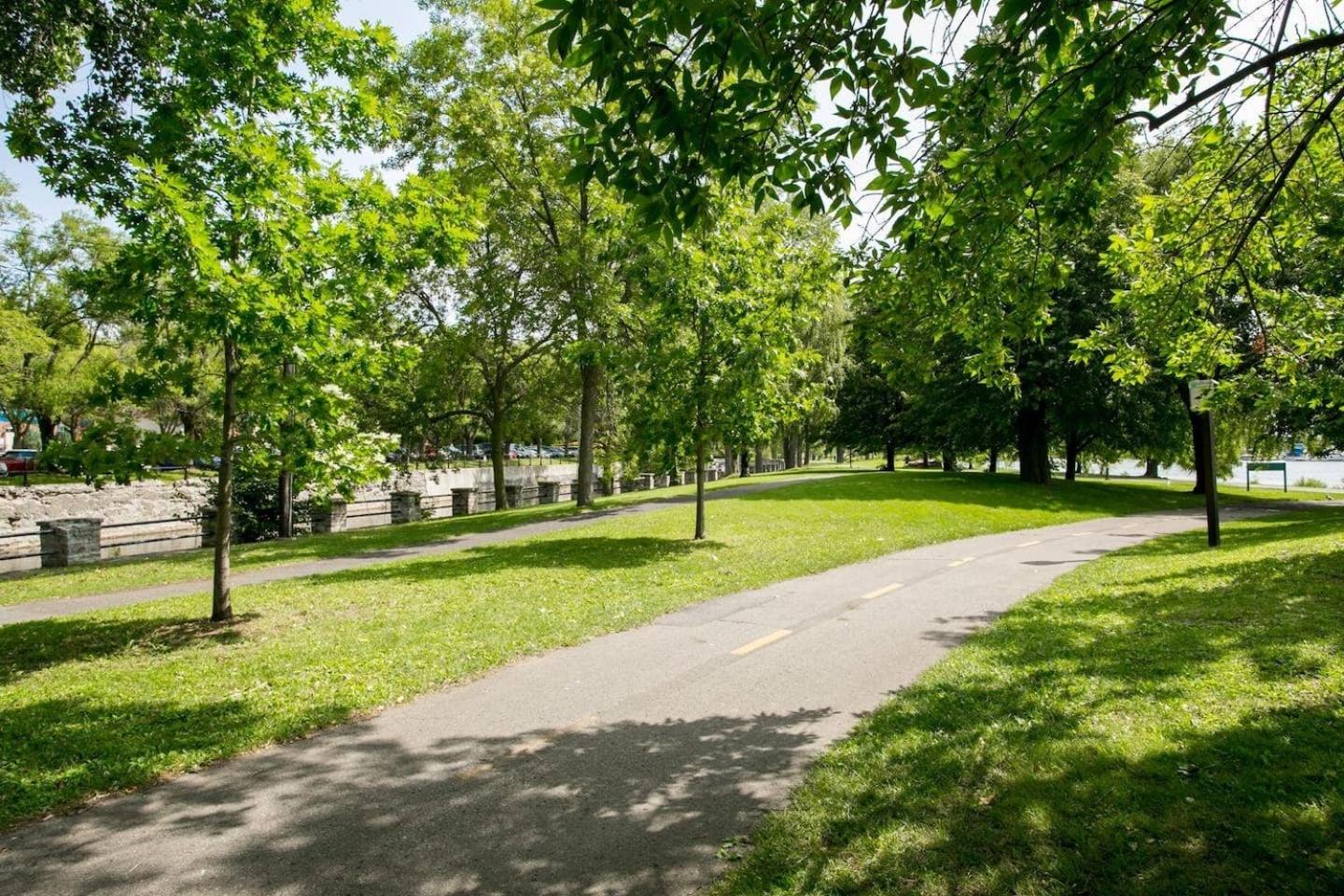 Comfortable 2-BEDROOM APARTMENT - Free and plentiful PARKING - 10 minutes to AIRPORT and 15 minutes to DOWNTOWN Montreal - Near Popular Waterfront Restaura