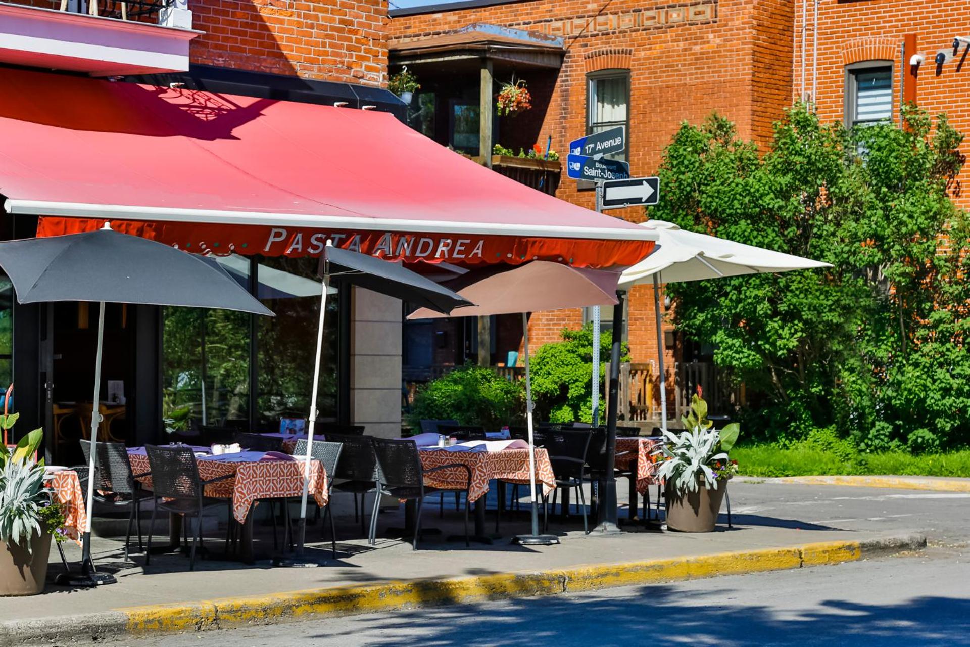 Comfortable 2-BEDROOM APARTMENT - Free and plentiful PARKING - 10 minutes to AIRPORT and 15 minutes to DOWNTOWN Montreal - Near Popular Waterfront Restaura