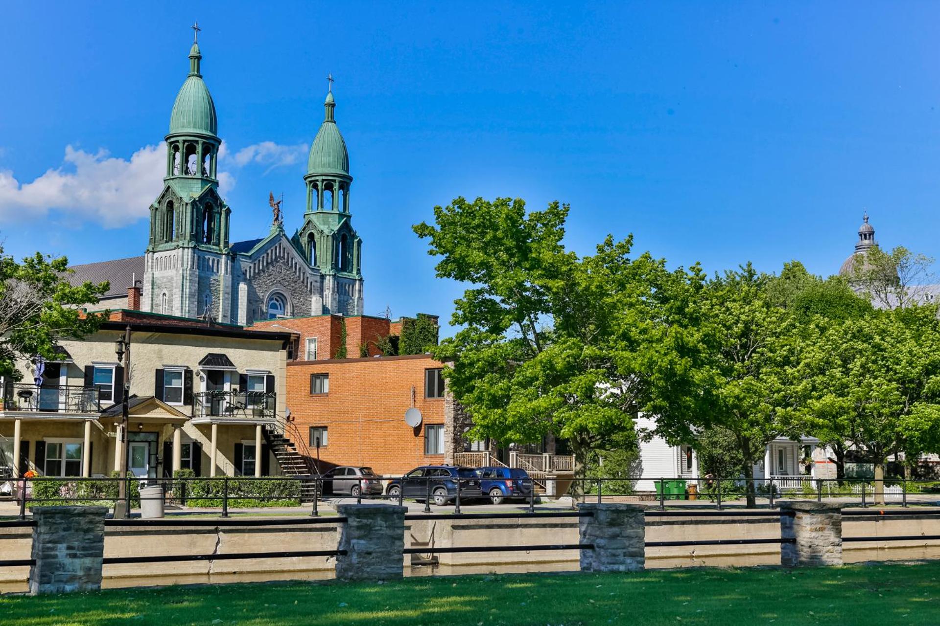 Comfortable 2-BEDROOM APARTMENT - Free and plentiful PARKING - 10 minutes to AIRPORT and 15 minutes to DOWNTOWN Montreal - Near Popular Waterfront Restaura