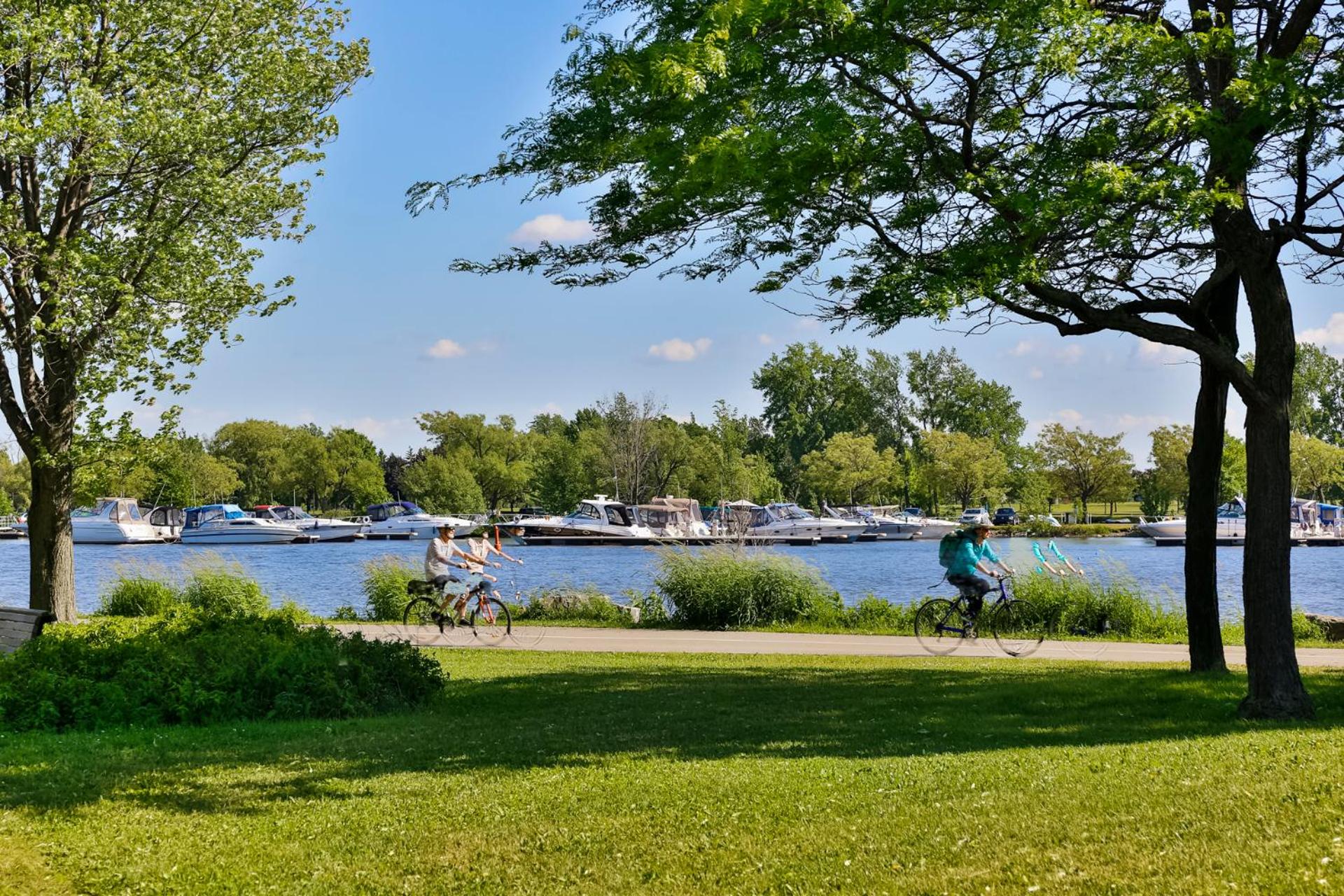 Comfortable 2-BEDROOM APARTMENT - Free and plentiful PARKING - 10 minutes to AIRPORT and 15 minutes to DOWNTOWN Montreal - Near Popular Waterfront Restaura