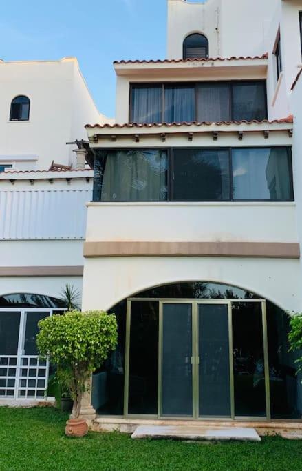 CHIC Lagoon front Villa by Casa Paraíso