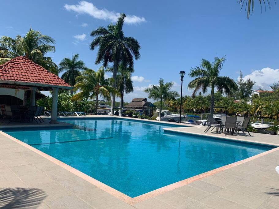 CHIC Lagoon front Villa by Casa Paraíso
