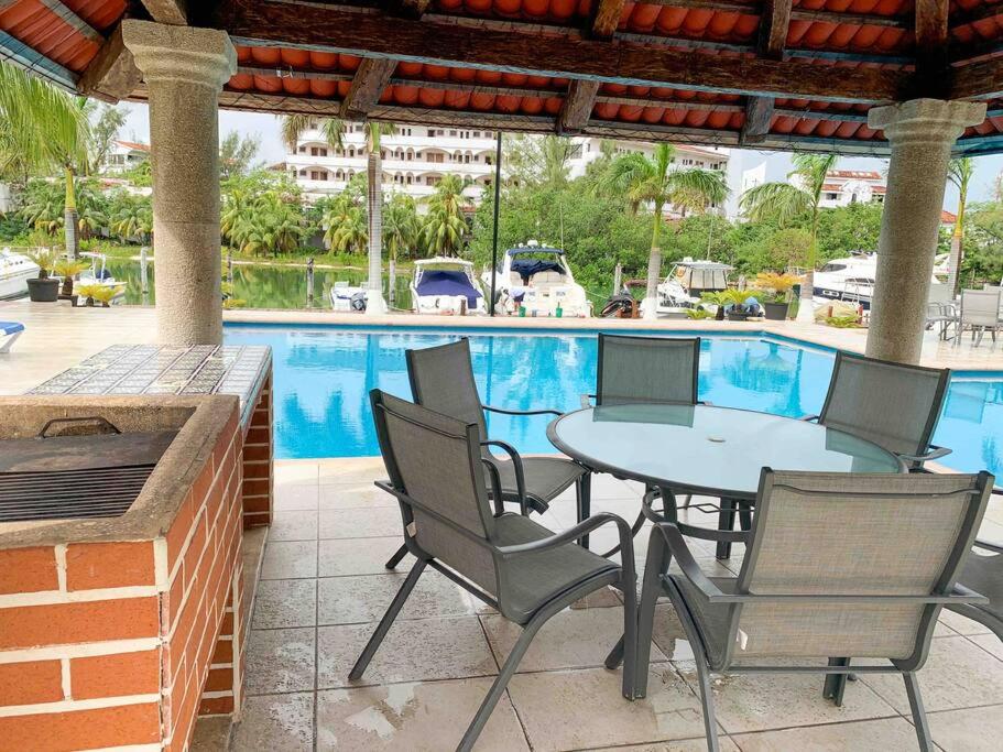 CHIC Lagoon front Villa by Casa Paraíso