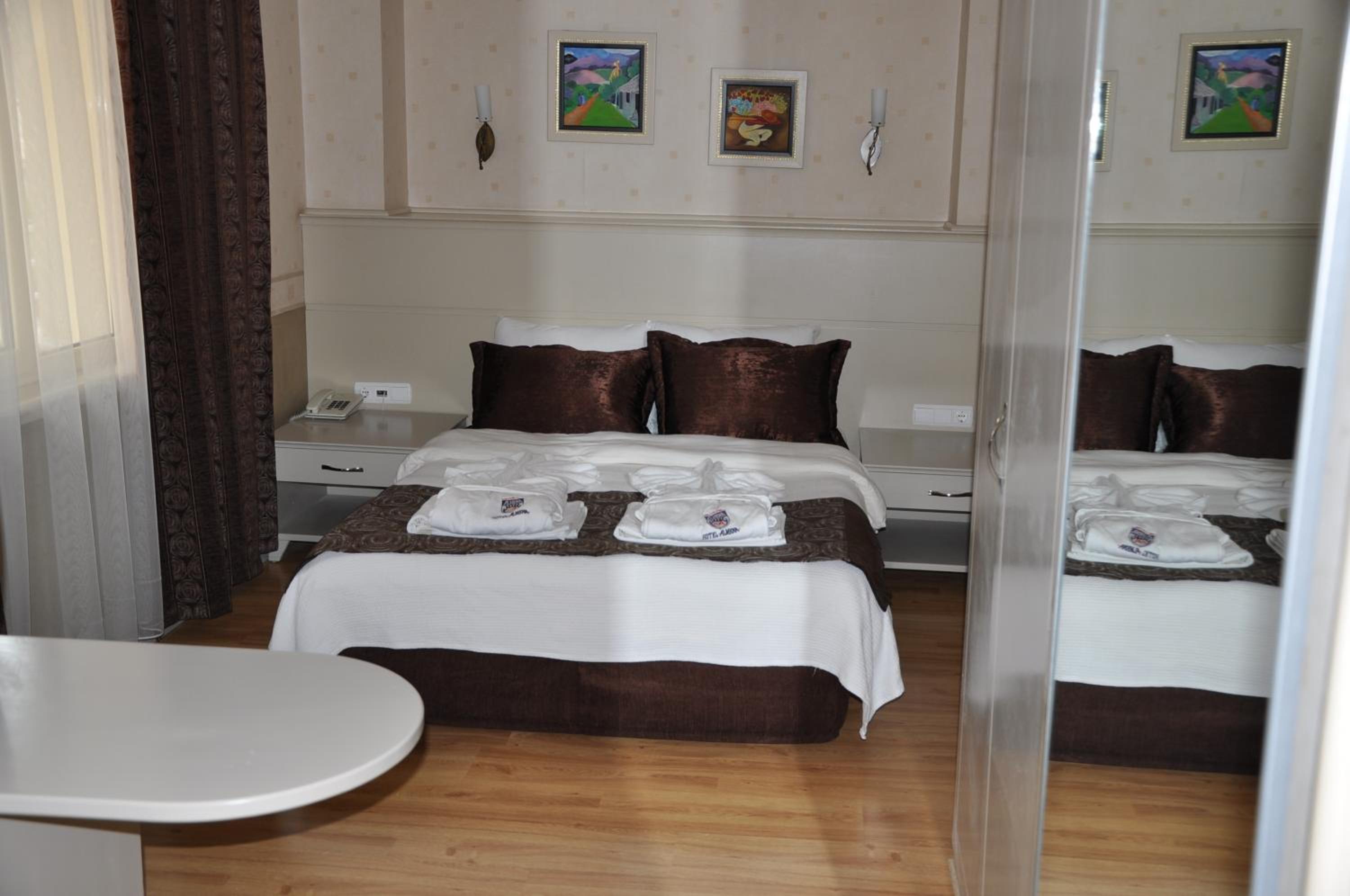 Almena Hotel - Image 14