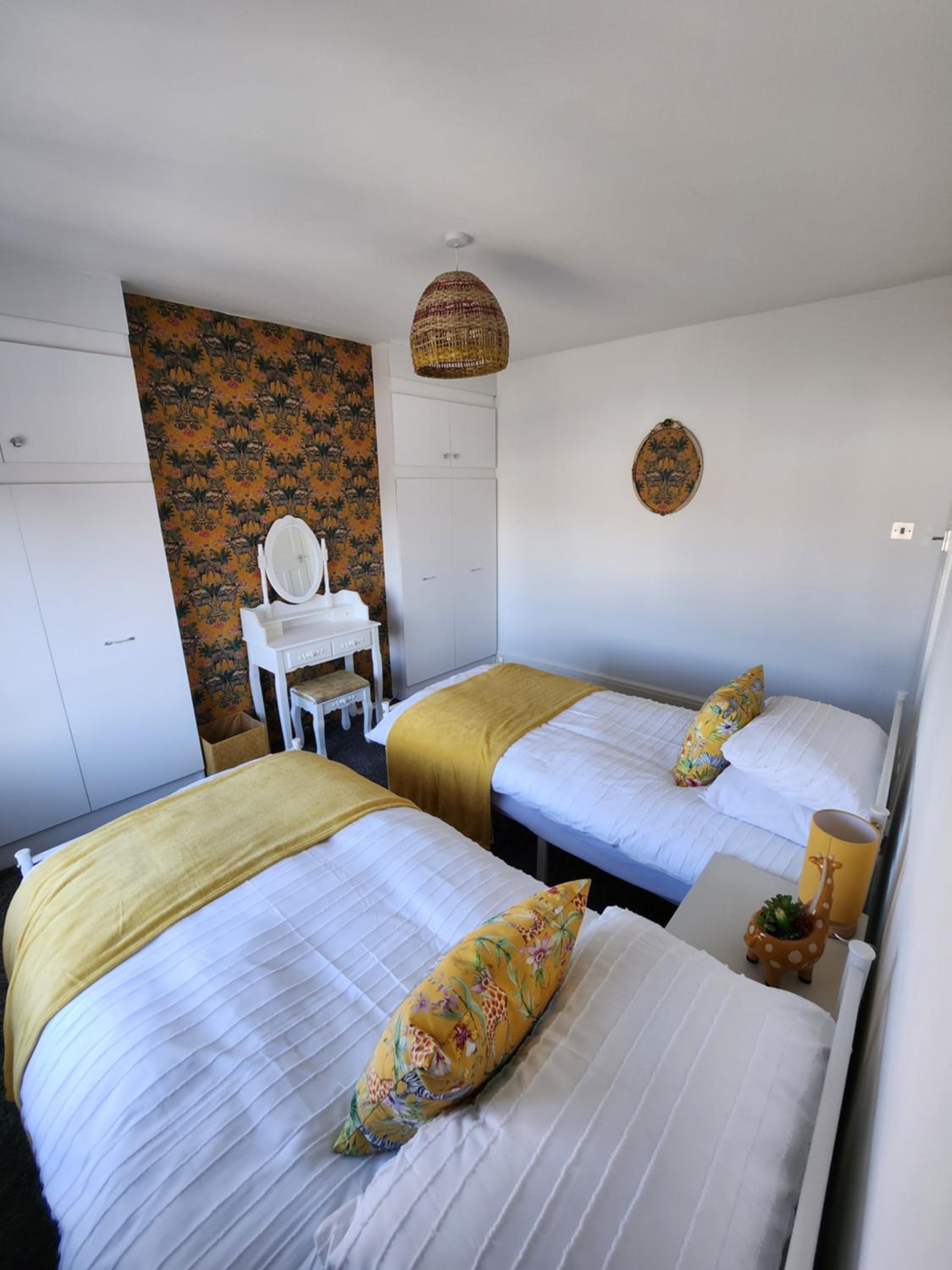 Delightful newly renovated 3-bed house with garden beach hut view 3