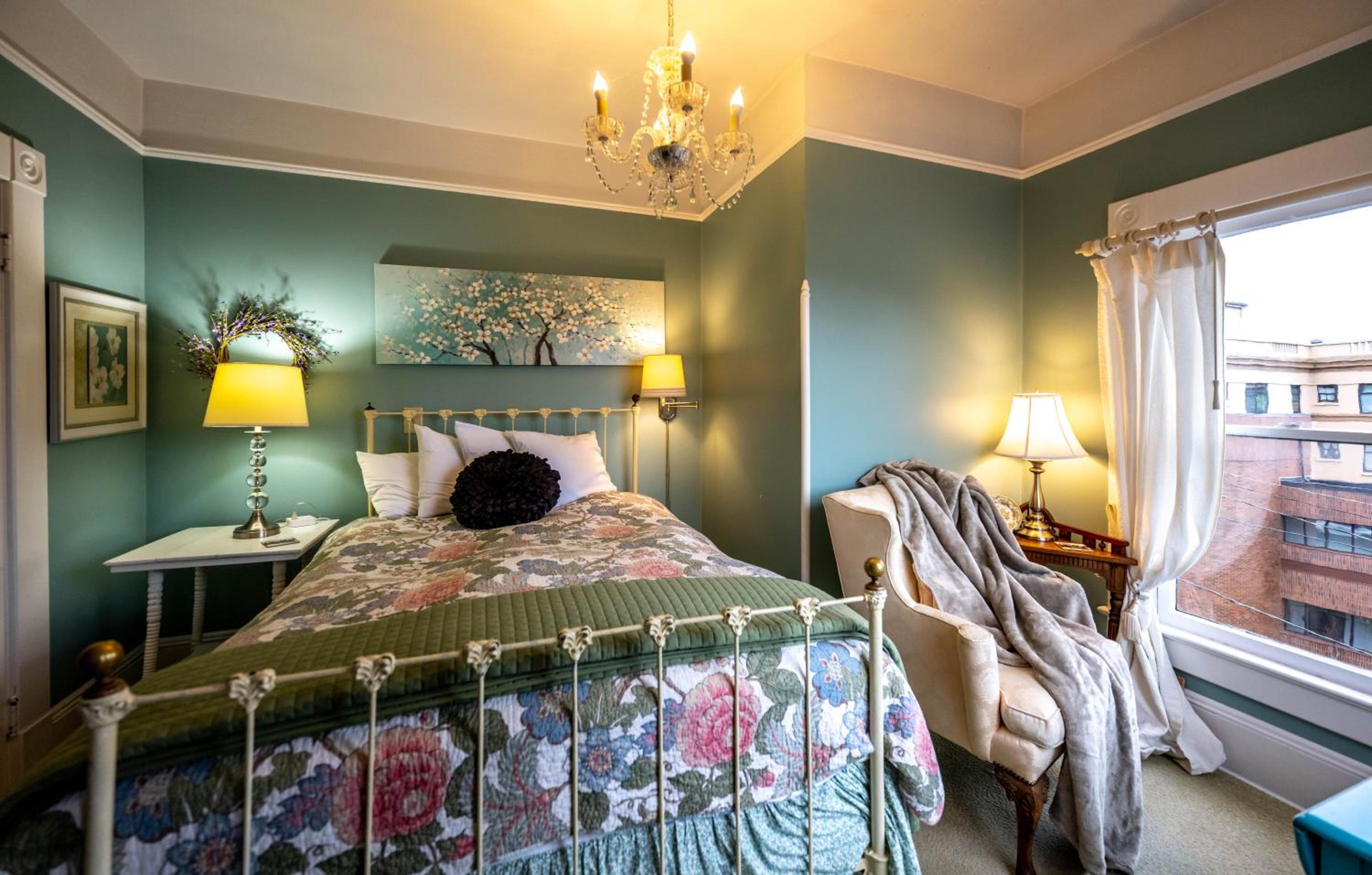 Clementine's Guest House & Vacation Rentals view 4
