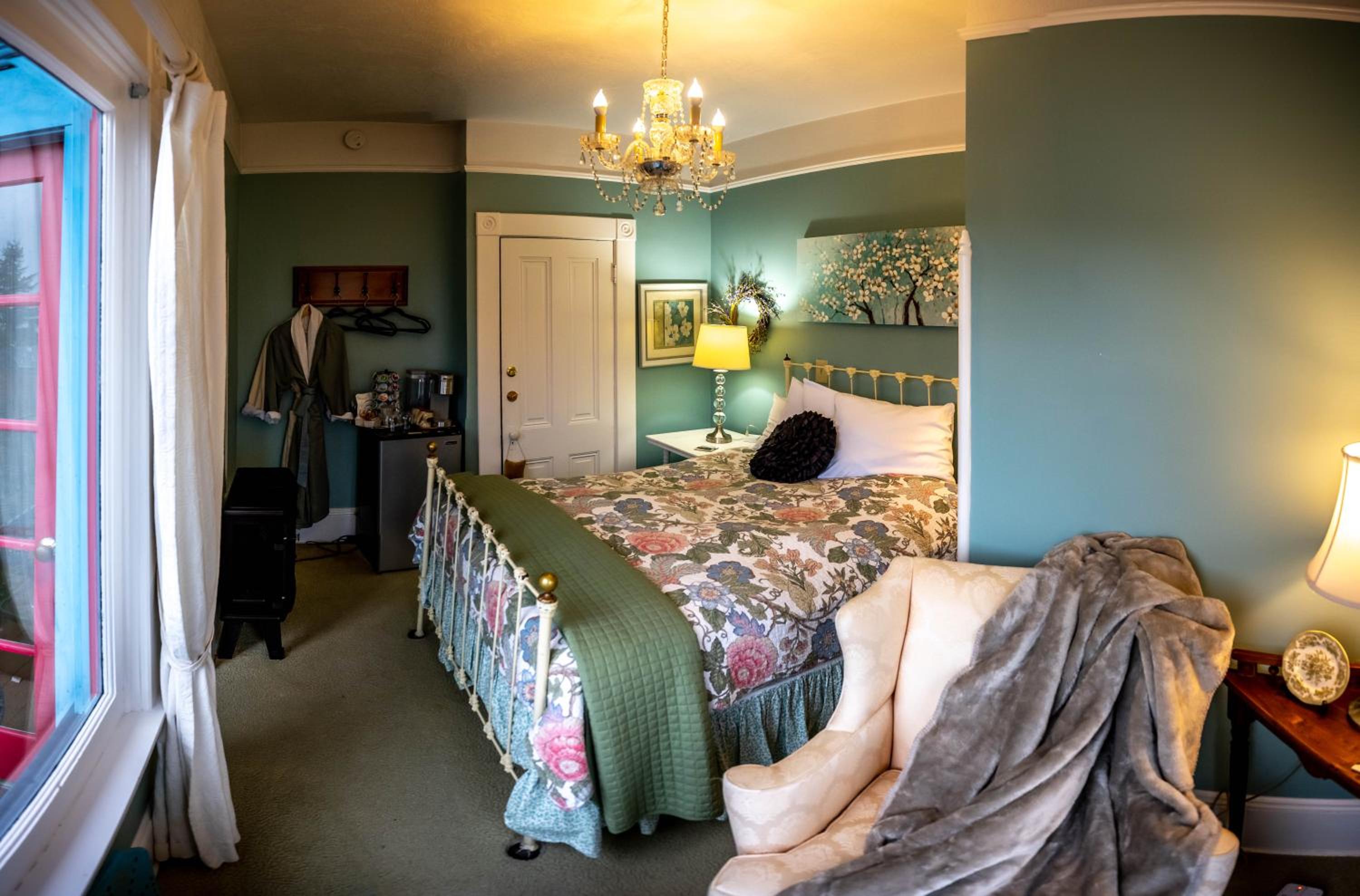 Clementine's Guest House & Vacation Rentals view 5