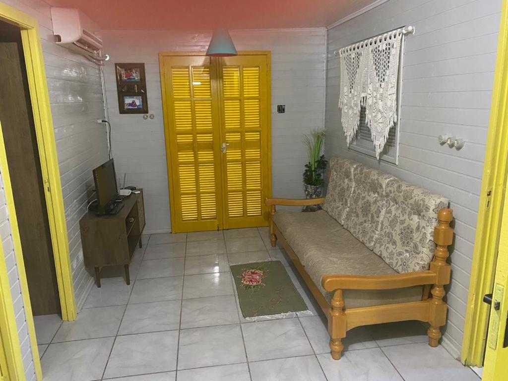 Casa com piscina e salão de jogos para aluguel de temporada e finais de semana em Torres/RS.