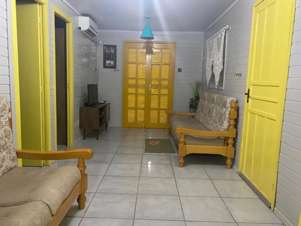 Casa com piscina e salão de jogos para aluguel de temporada e finais de semana em Torres/RS.