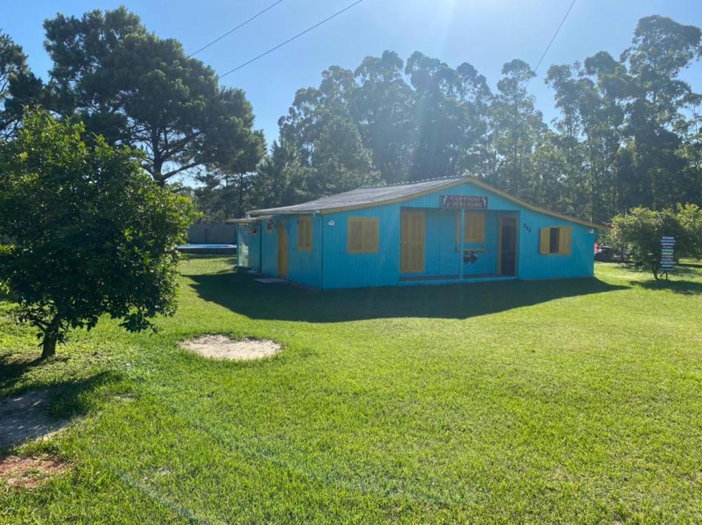 Casa com piscina e salão de jogos para aluguel de temporada e finais de semana em Torres/RS.