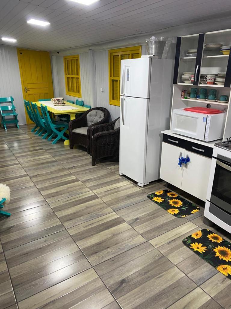 Casa com piscina e salão de jogos para aluguel de temporada e finais de semana em Torres/RS.